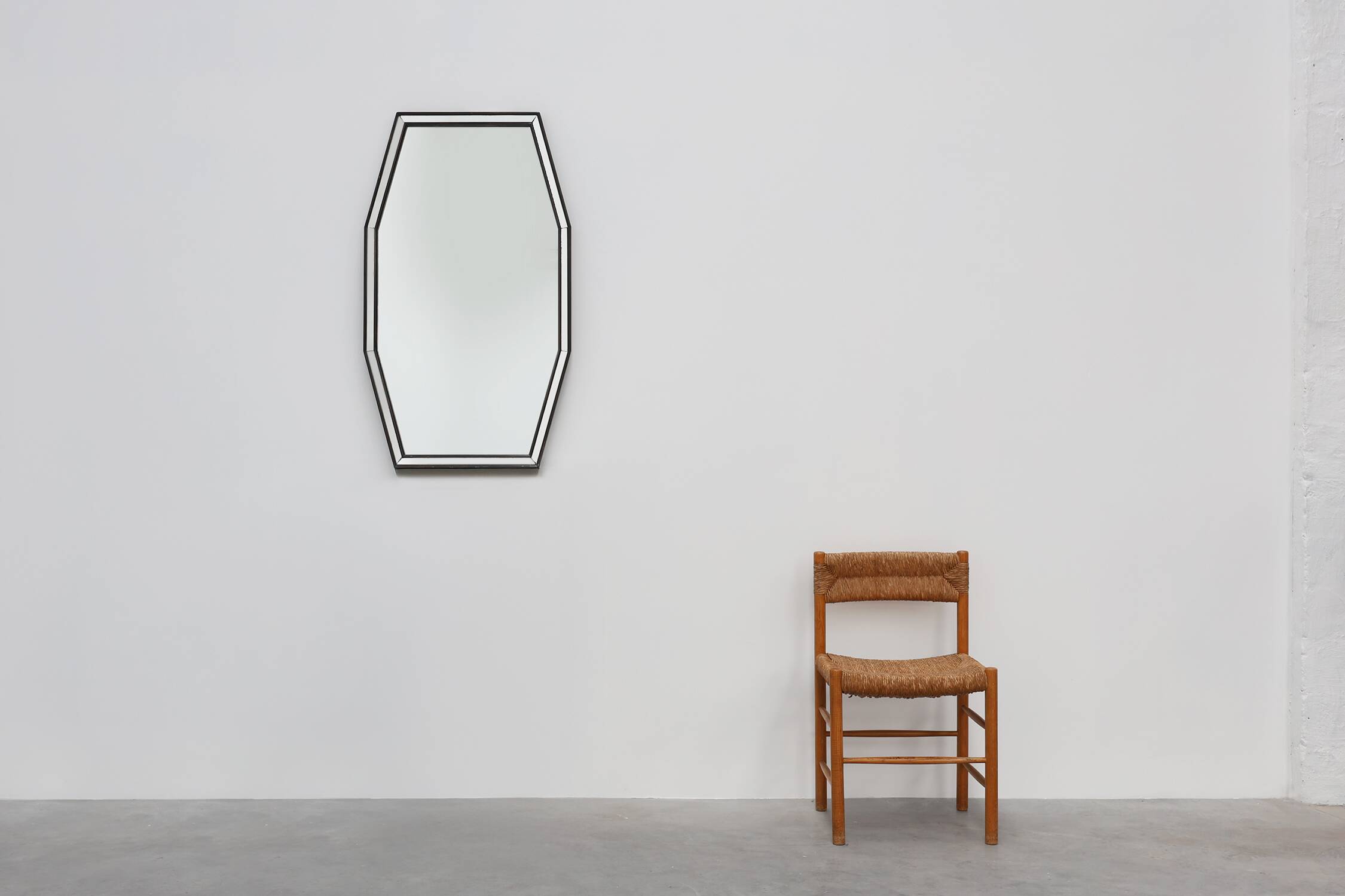 Miroir octogonal graphique du milieu du siècle avec cadre en bois noir et miroir,