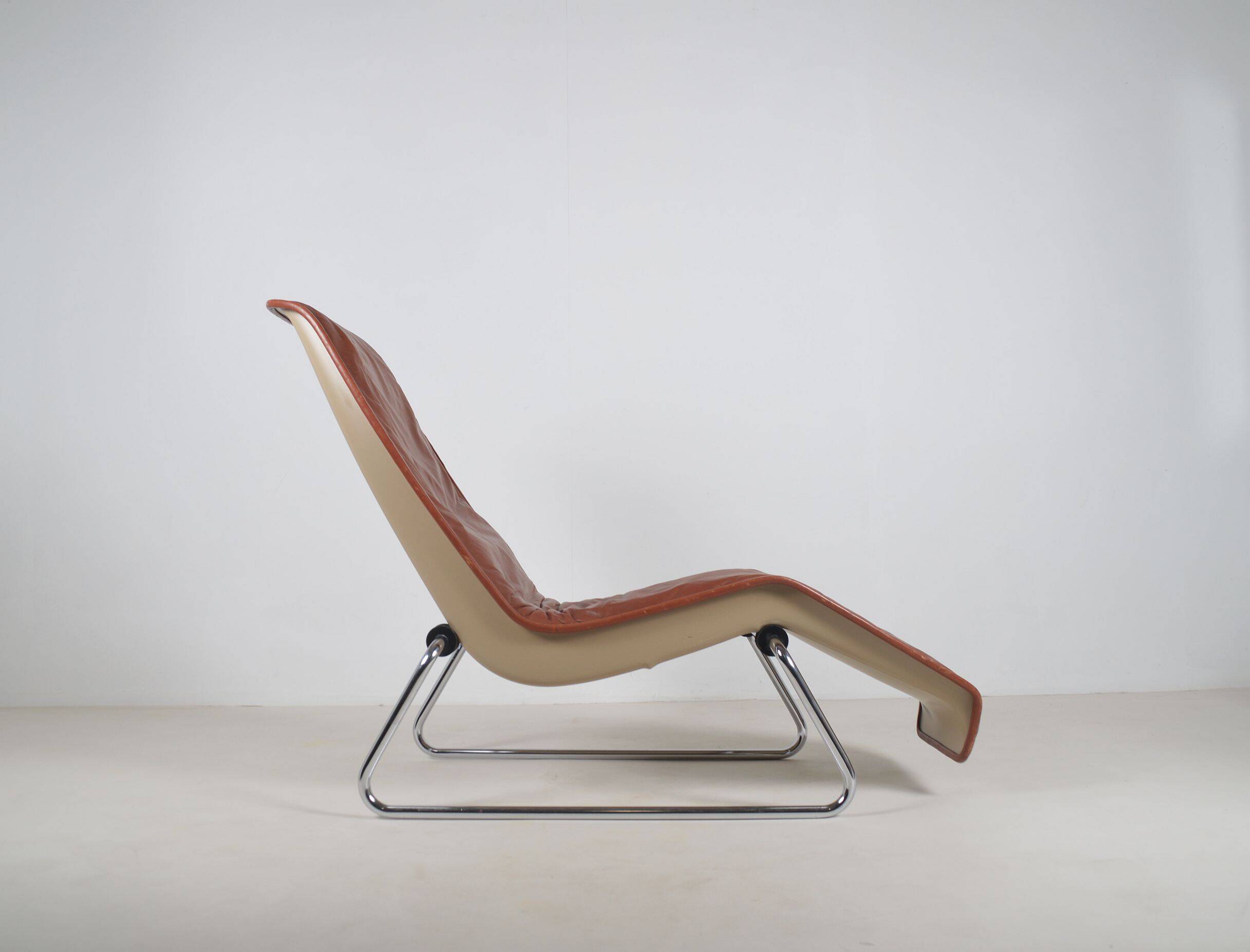 Fauteuil lounge Space Age en cuir avec base chromée, années 1970