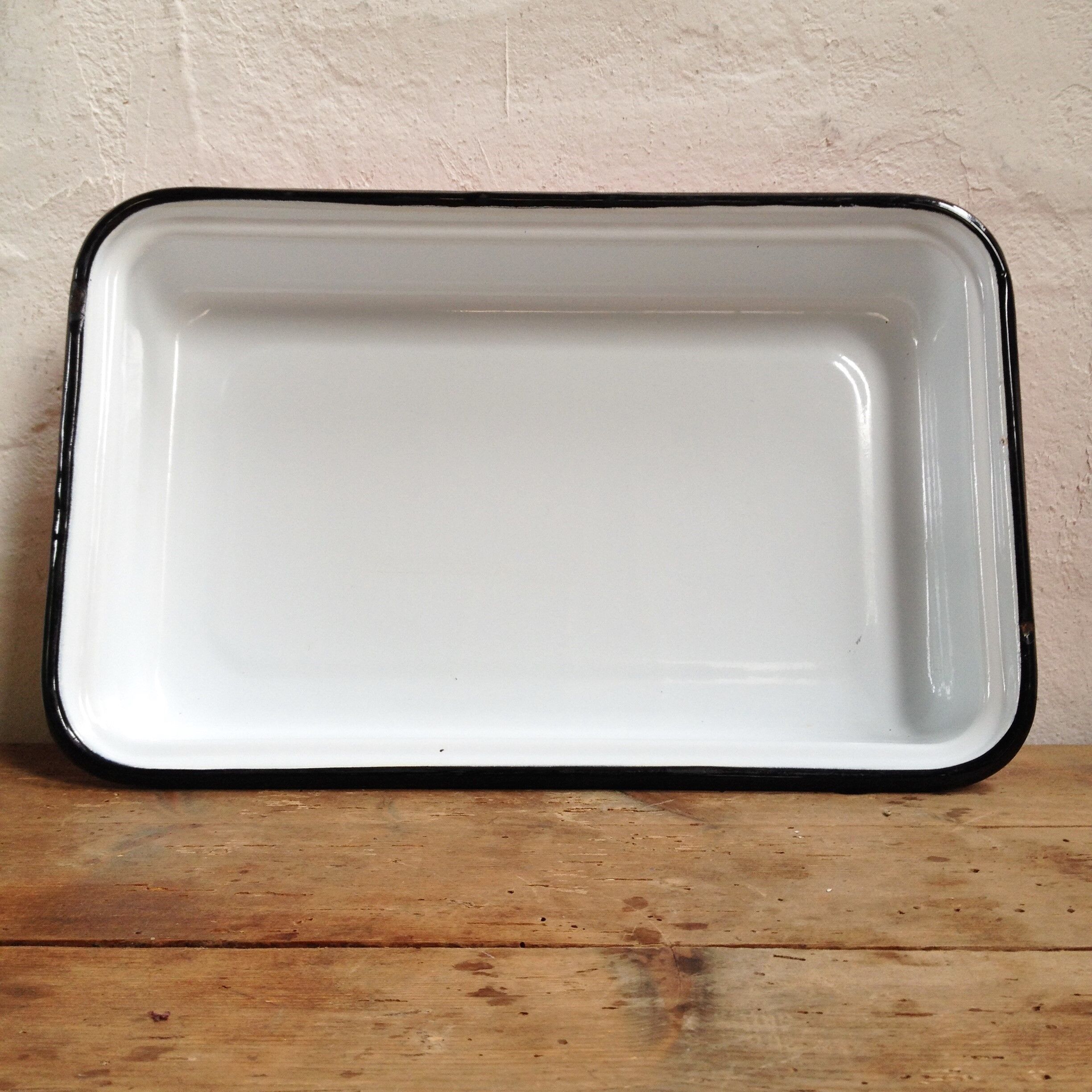 Red enamelled plate dish