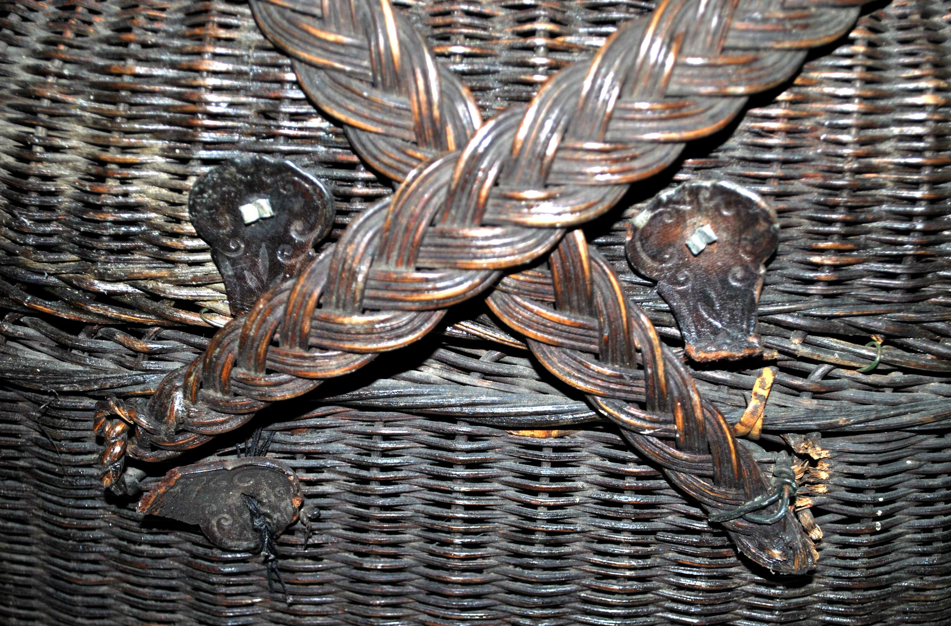 Panier couvert en osier noir 1900 - panier bressan de marché