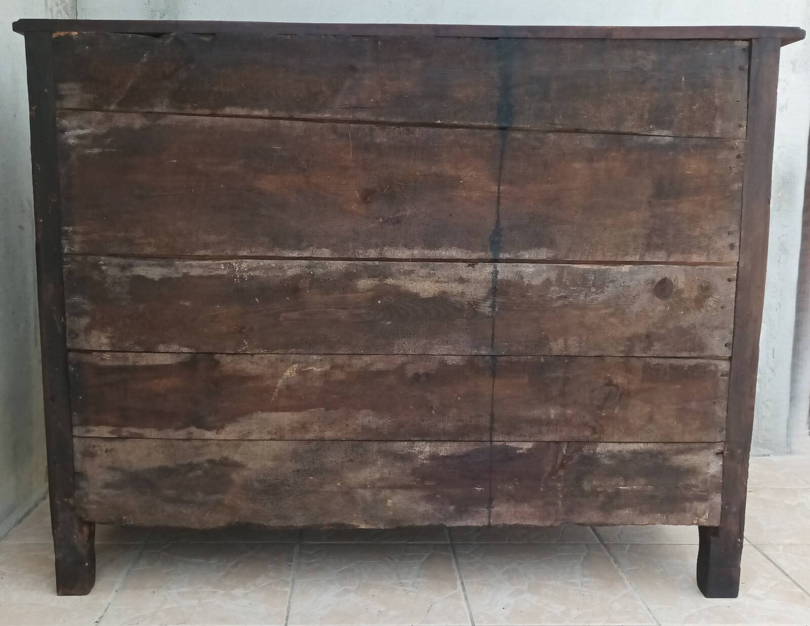Louis XV walnut buffet from the 18th century.