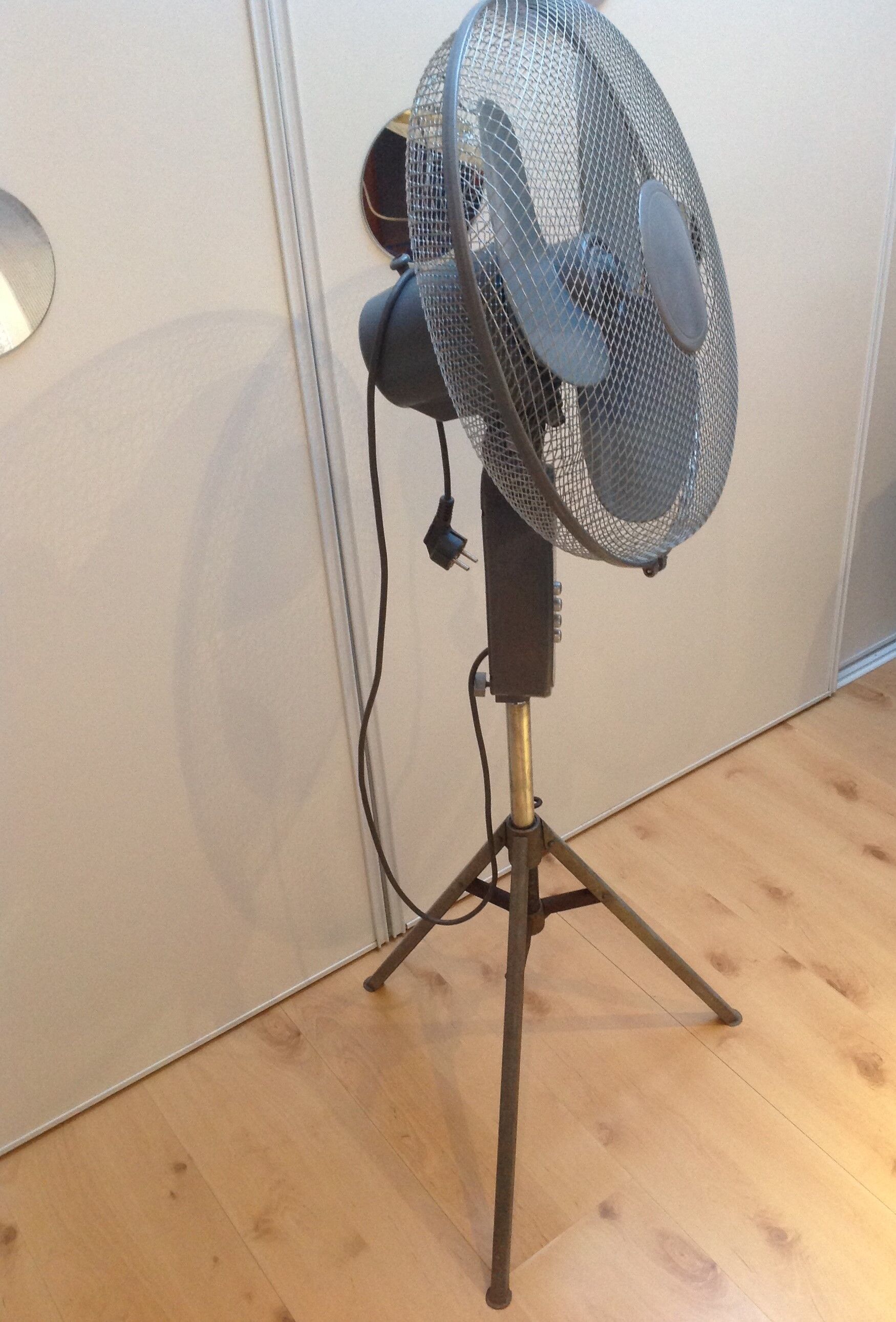 Anthracite grey fan on foot tripods 70/80