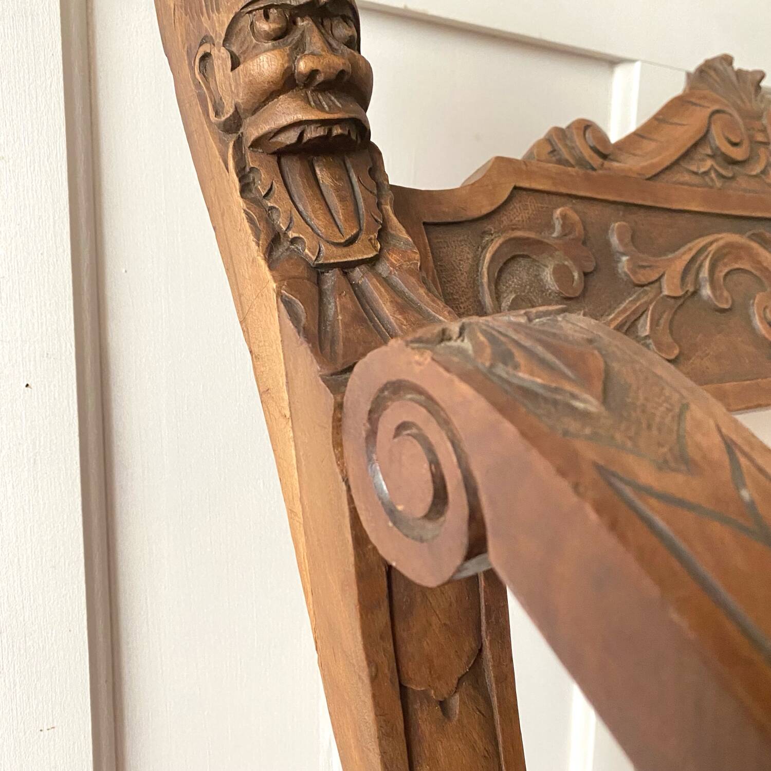 Dagobert armchair in carved wood