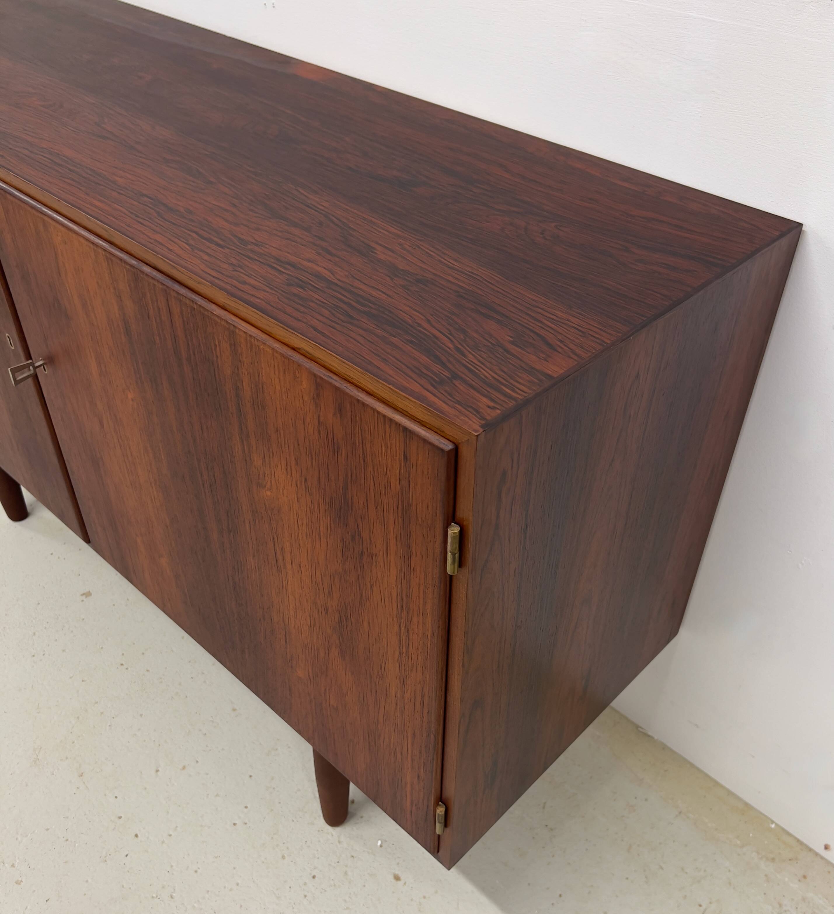 Buffet en palissandre par Gunni Omann, Danemark, années 1960.