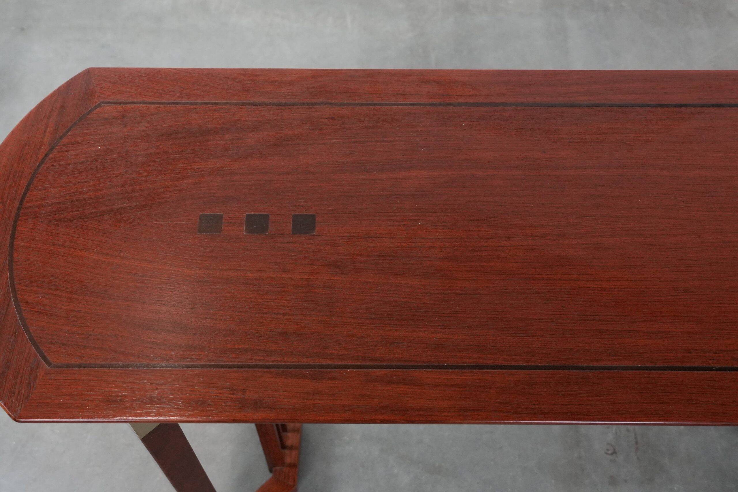 Beautiful Art Deco design side table in good condition