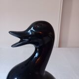 Duck statuette in black ceramic.