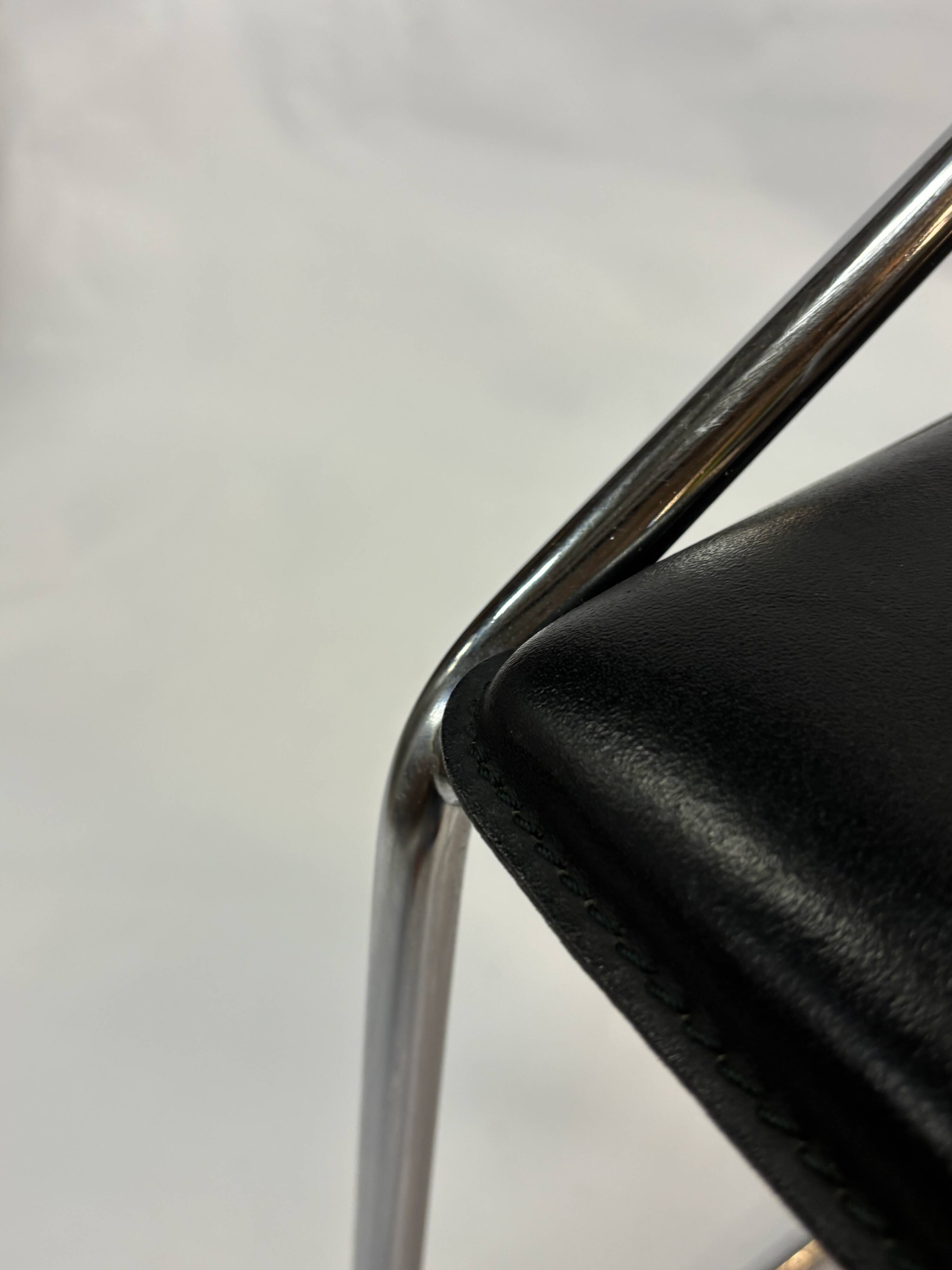 4 chaises minimalistes en fil d'acier chromé, années 80