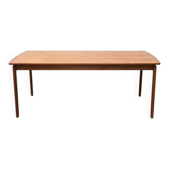 Mid-century teak coffee table by Ole Wanscher for Poul Jeppesens Møbelfabrik.