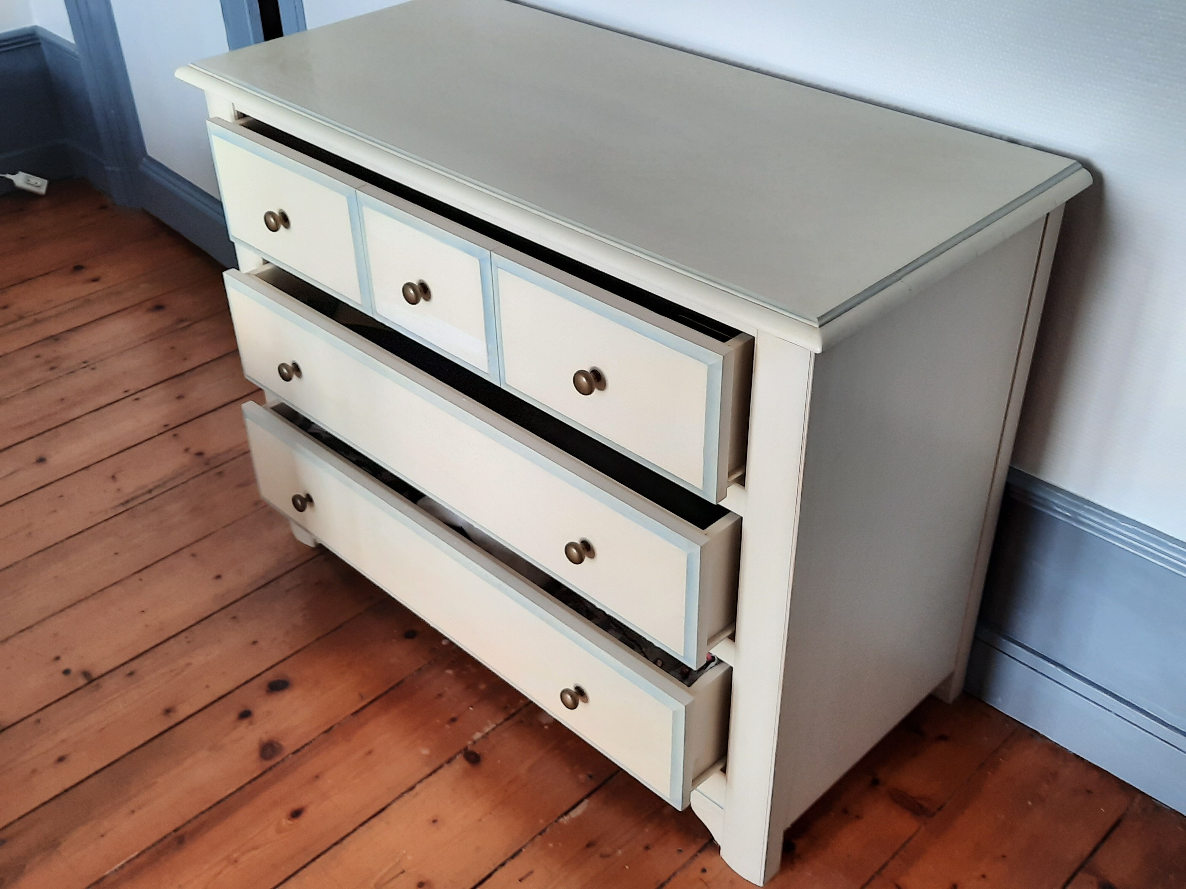 Chest of drawers
