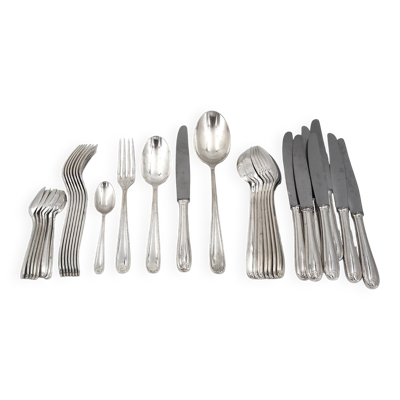 Christofle Marot, ménagère 32 pièces pour 8 personnes, couteaux, métal argenté.