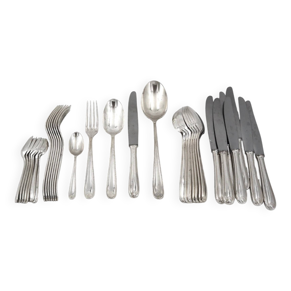 Christofle Marot, ménagère 32 pièces pour 8 personnes, couteaux, métal argenté.