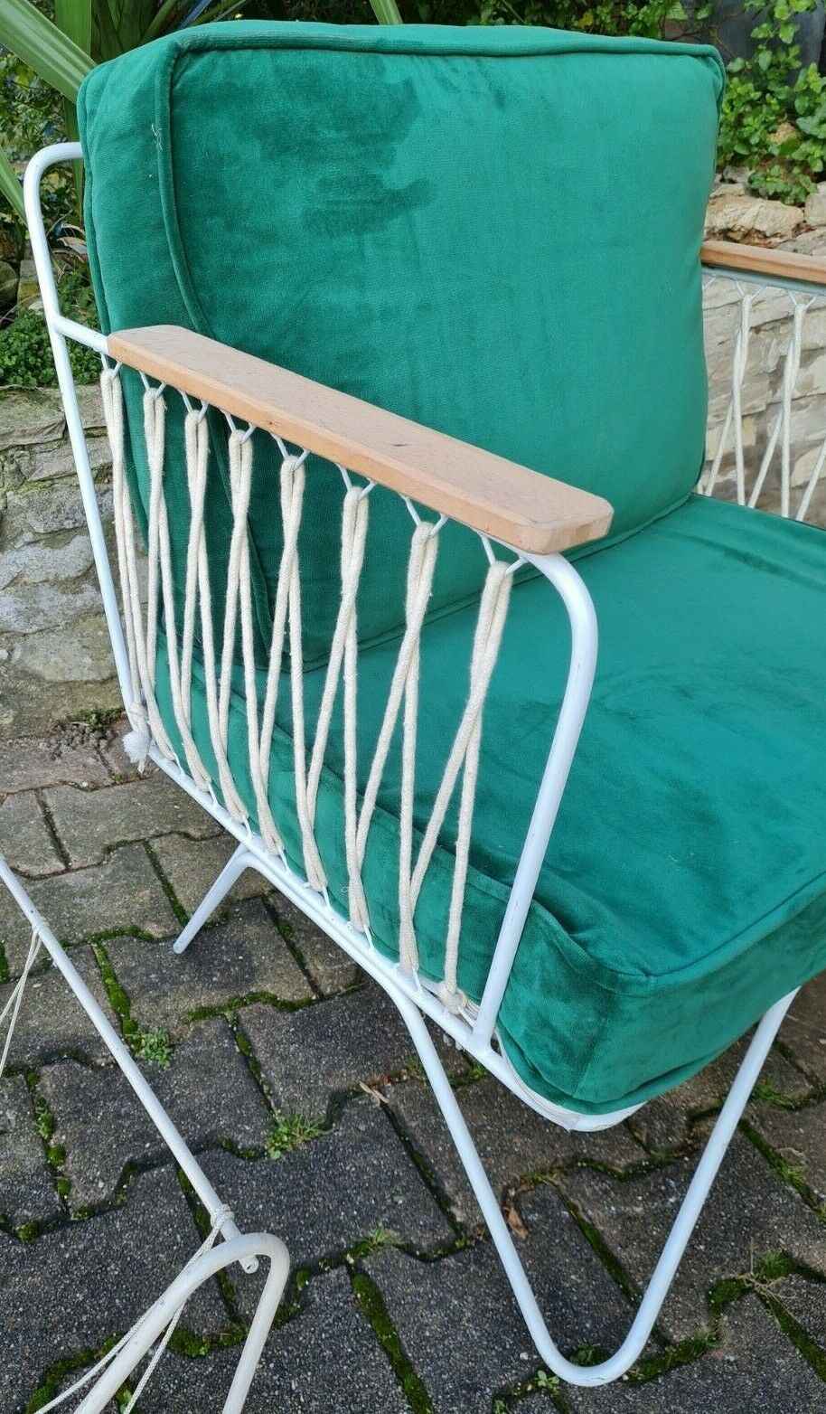 Fauteuil croisette en fer forgé avec coussins en velours vert