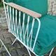 Fauteuil croisette en fer forgé avec coussins en velours vert