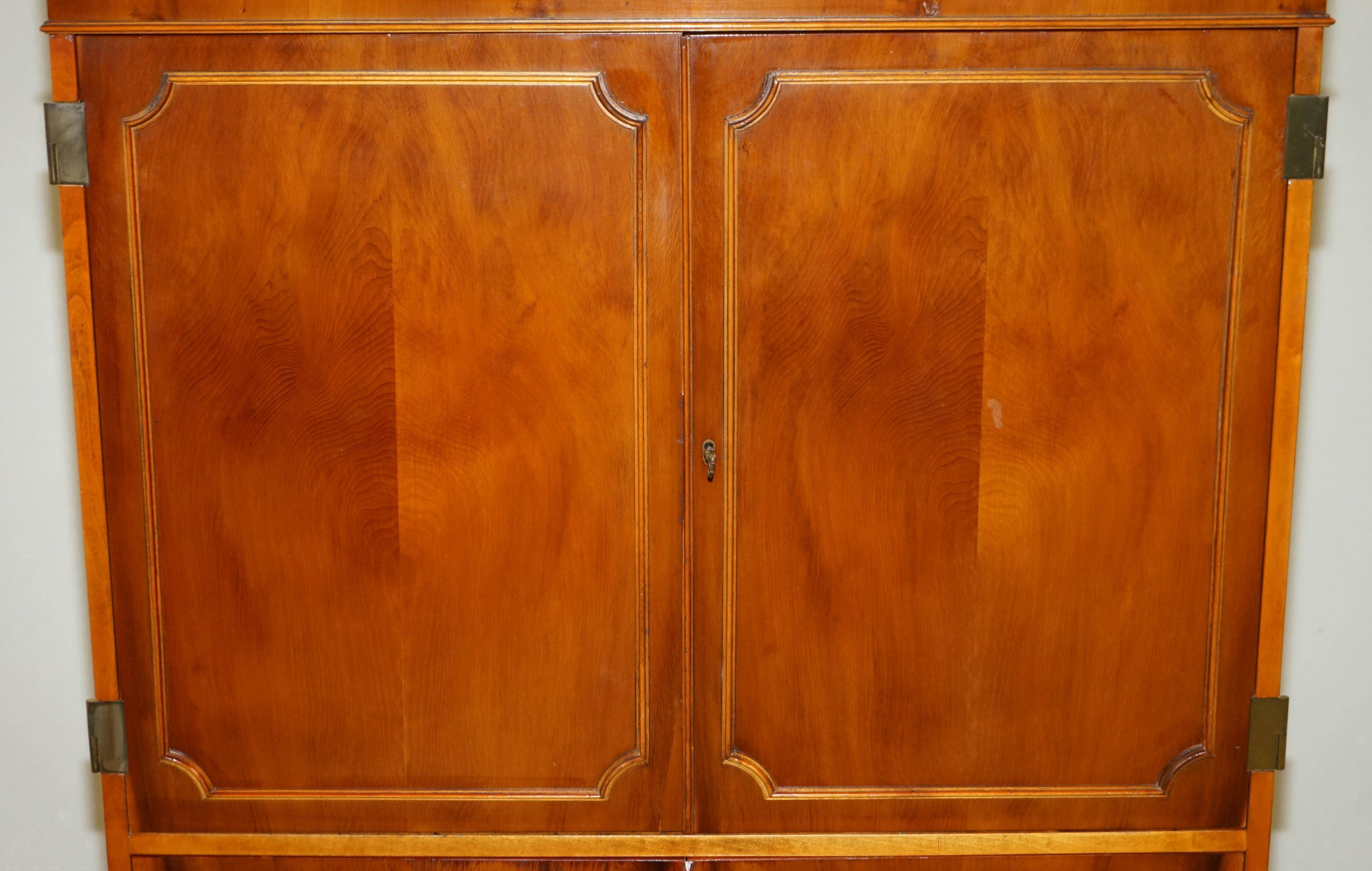 Buffet TV en bois d'if Abbey Craft Mid-Century Modern détails Sheraton