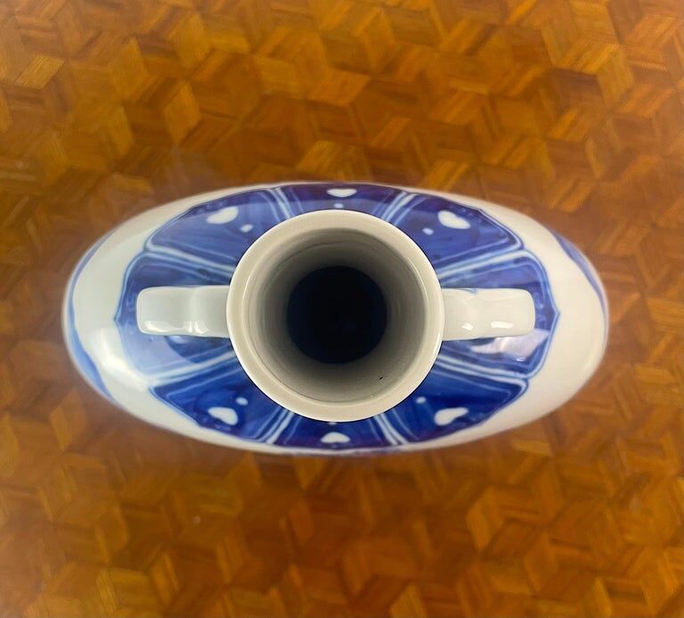 Chinese gourd vase in white and blue porcelain