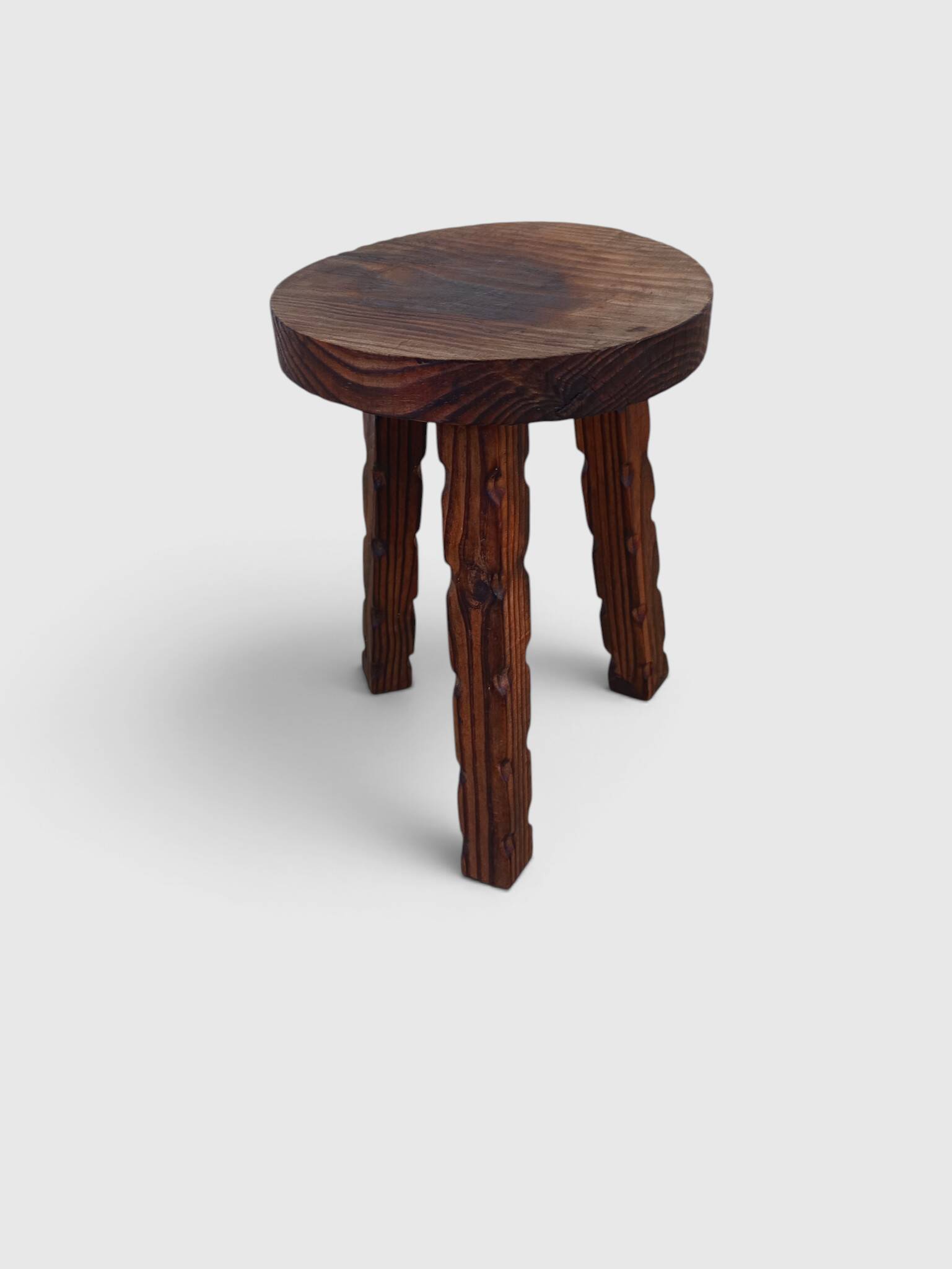 Tabouret tripode brutaliste sculpté -- Bois massif – Années 60