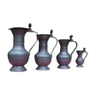 Lot de 4 pichets étain