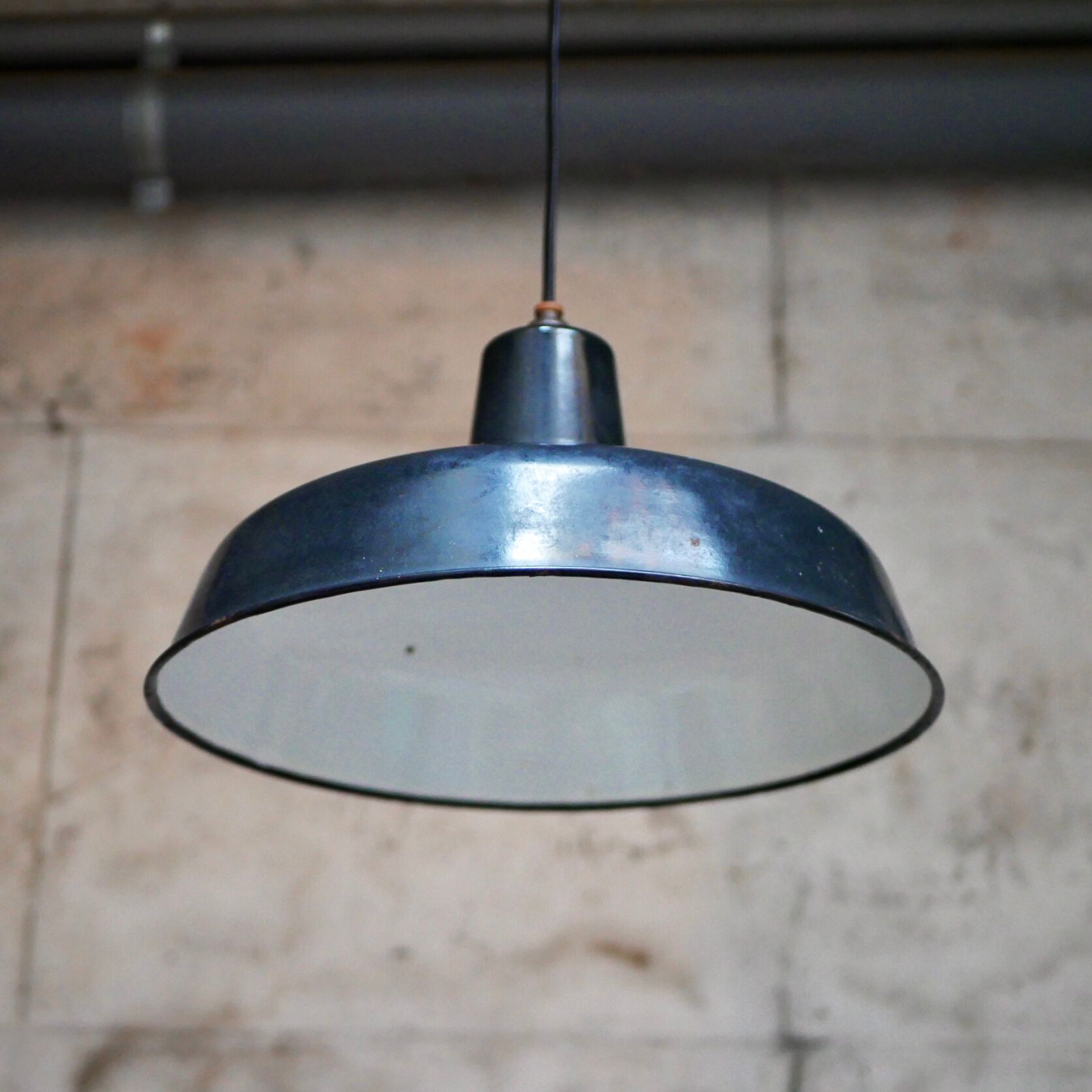 Suspension industrielle en tôle émaillée