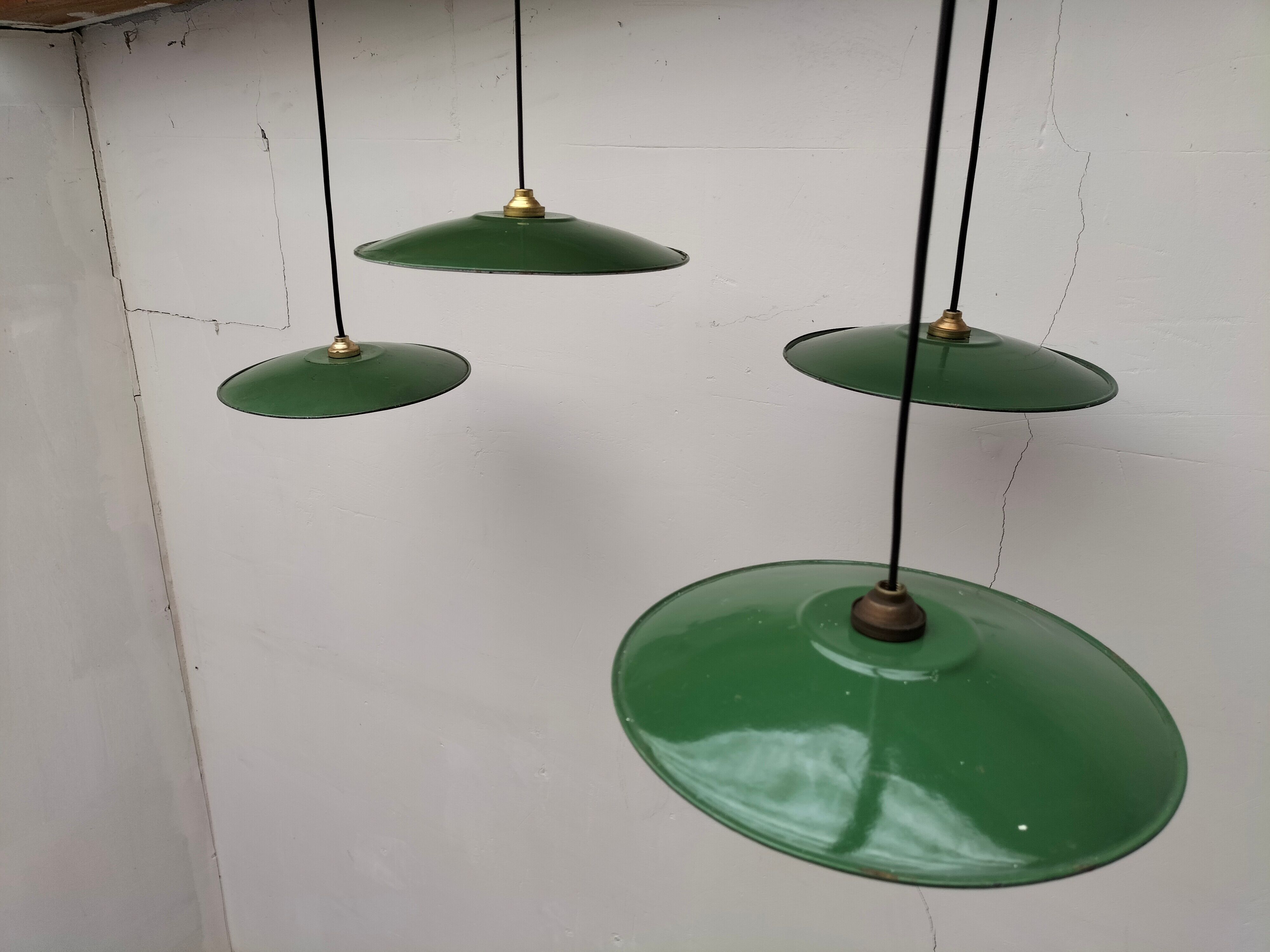 Lot de 4 lampes en tôle émaillée