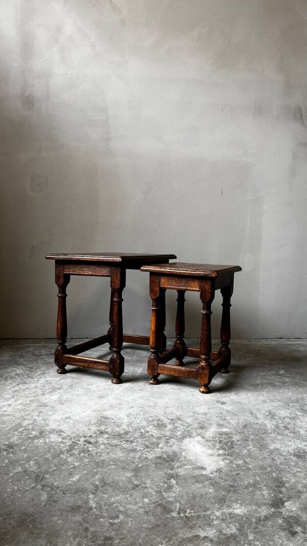 Paire de tables gigognes anciennes en bois tourné