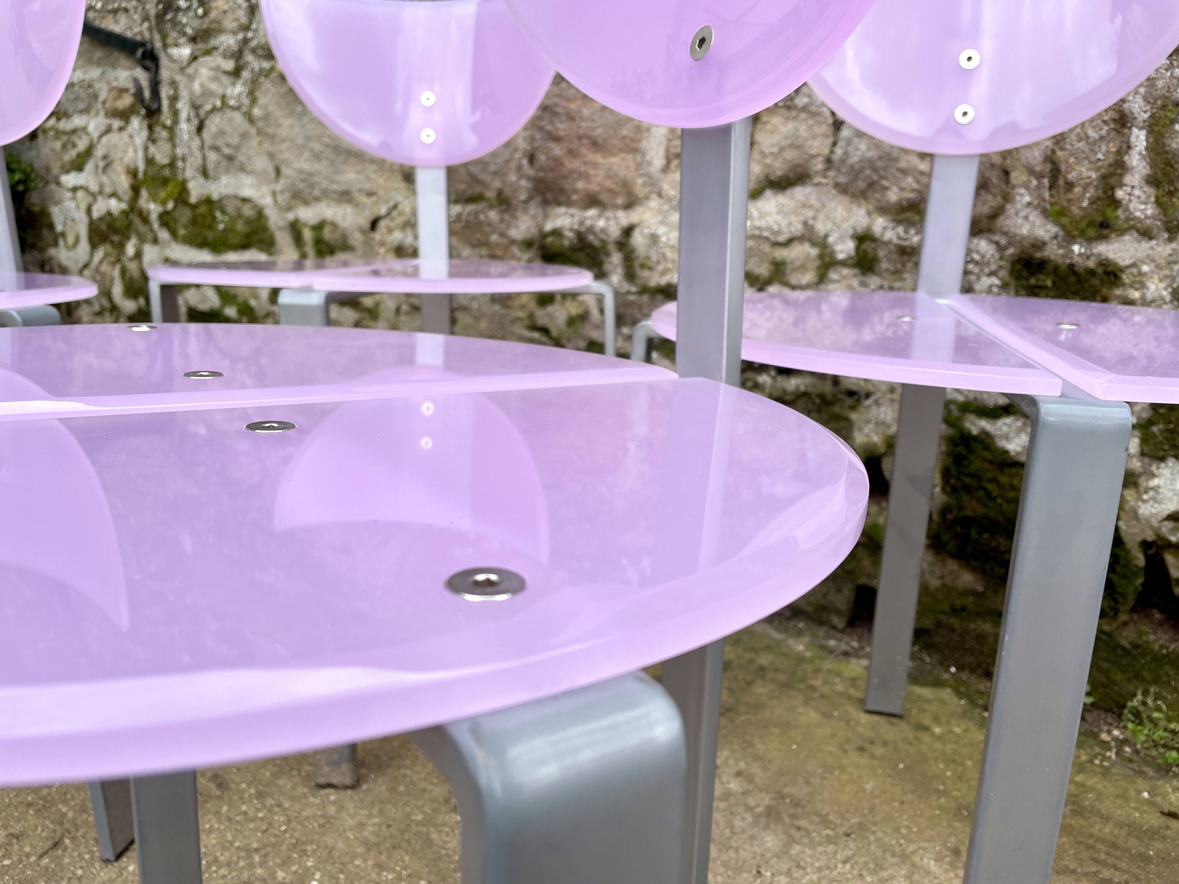 Serie de 8 chaises design en plexiglas parme
