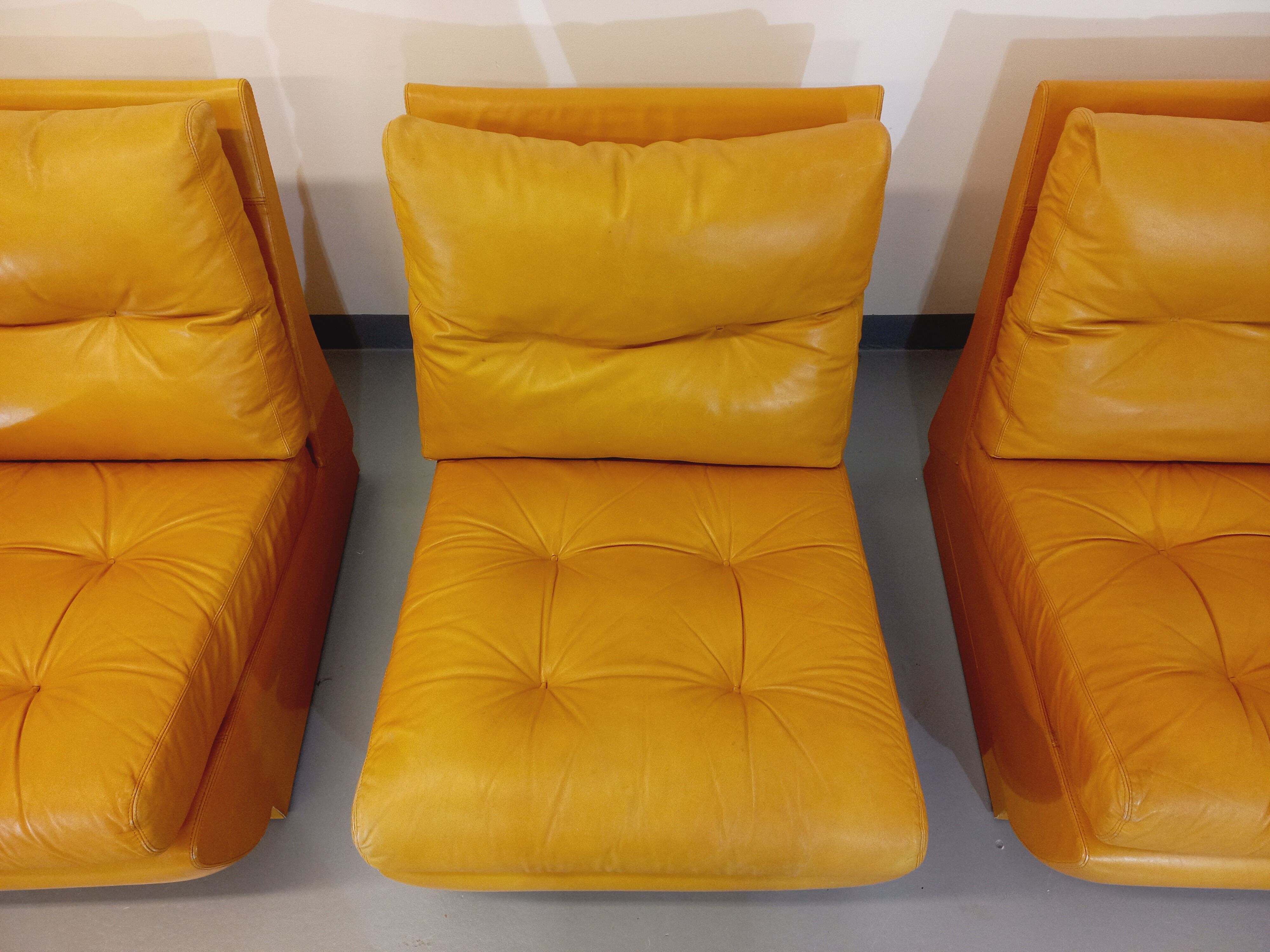 Suite of 3 Roche Bobois vintage chauffeurs in mustard yellow leather 70s