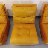 Suite de 3 chauffeuses Roche Bobois vintage en cuir jaune moutarde années 70