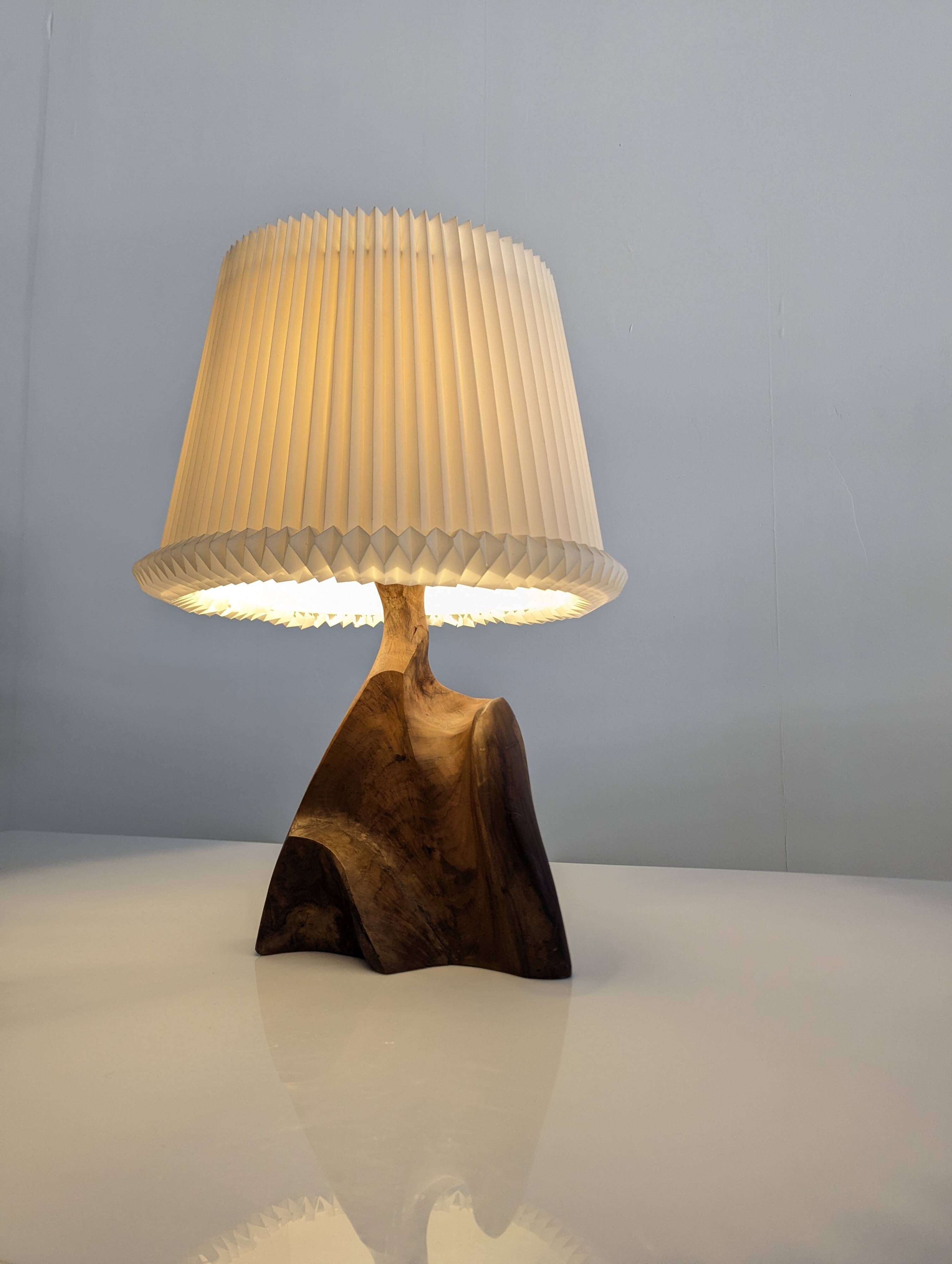 Sculptural table lamp in carved olive wood, organic modern 1970s