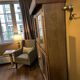Vitrine vintage robuste en bois / armoire