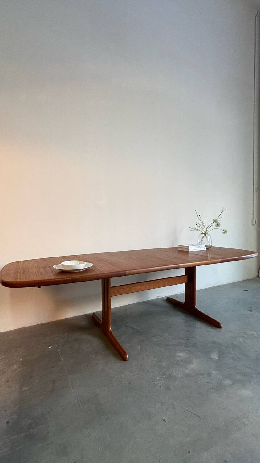 Vintage Skovby extendable oval table teak