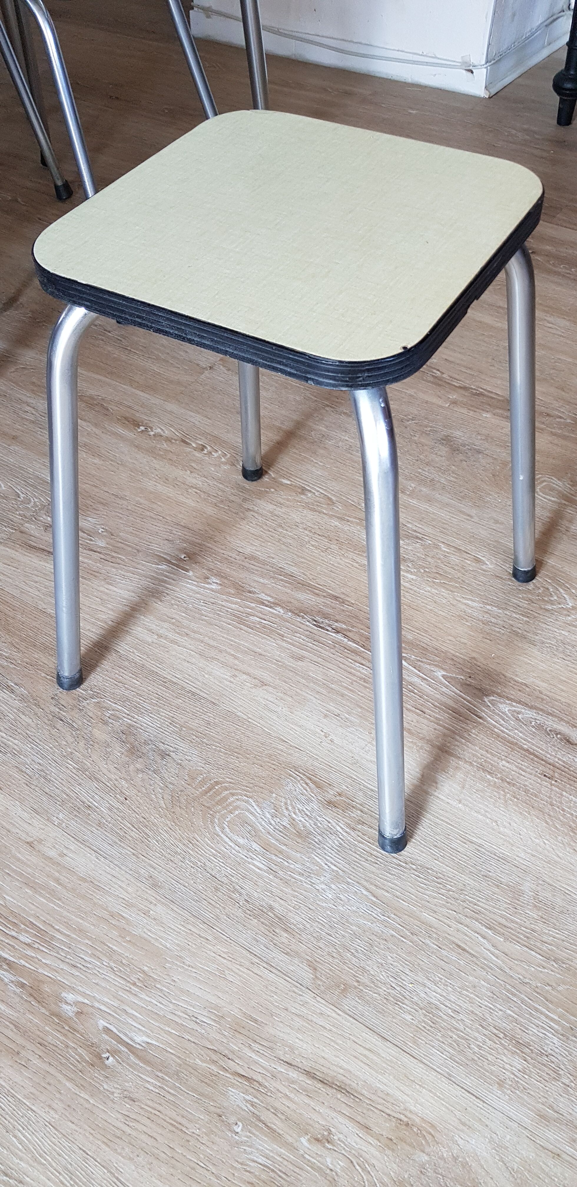 Formica extension table set, 2 chairs and 2 stools