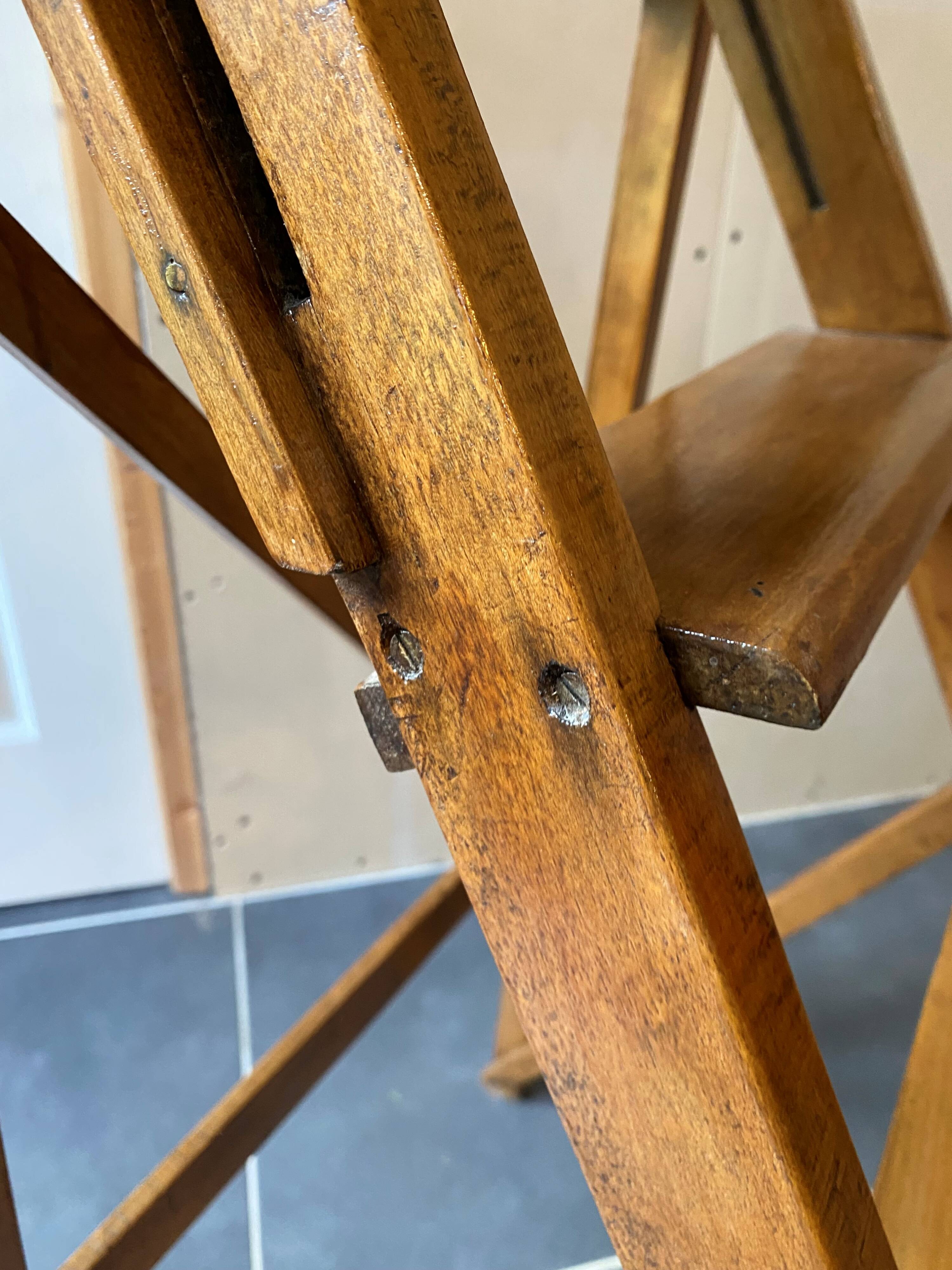 Ancien escabeau pliable peintre d’atelier à 4 marches en bois années 40