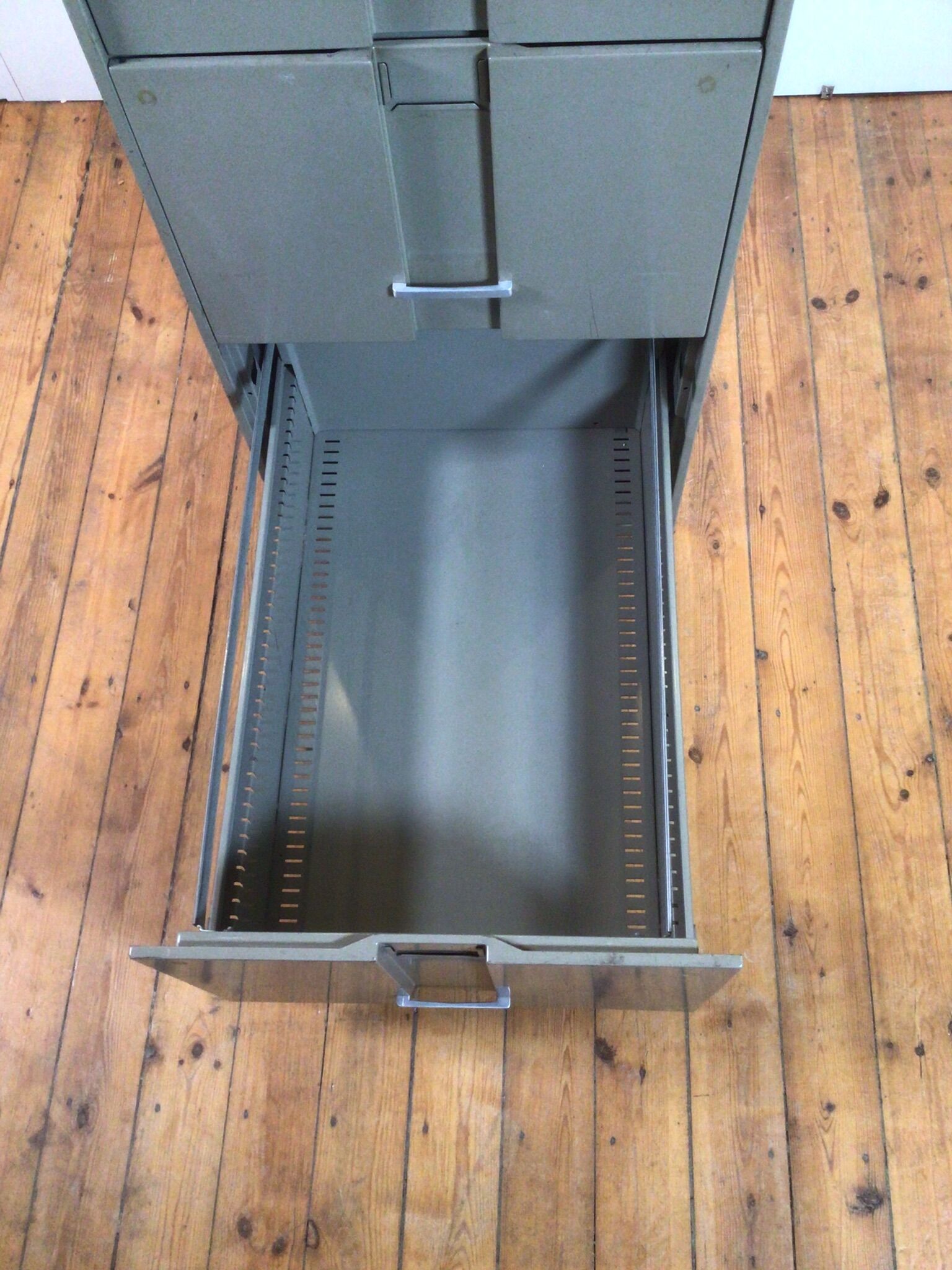 Metal "mewaf" drawer cabinet