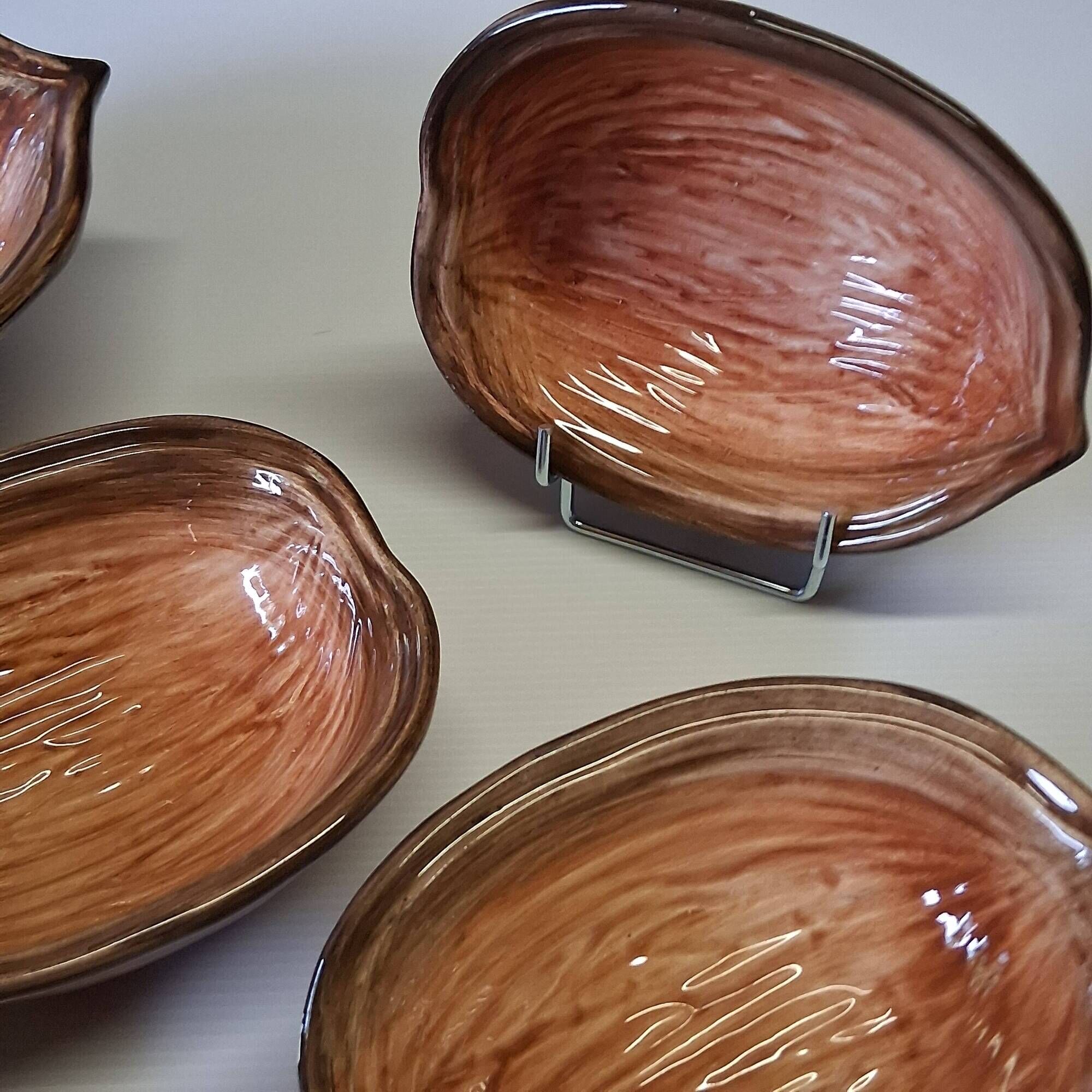 Very nice fruit service in the shape of walnut shells in very good condition.