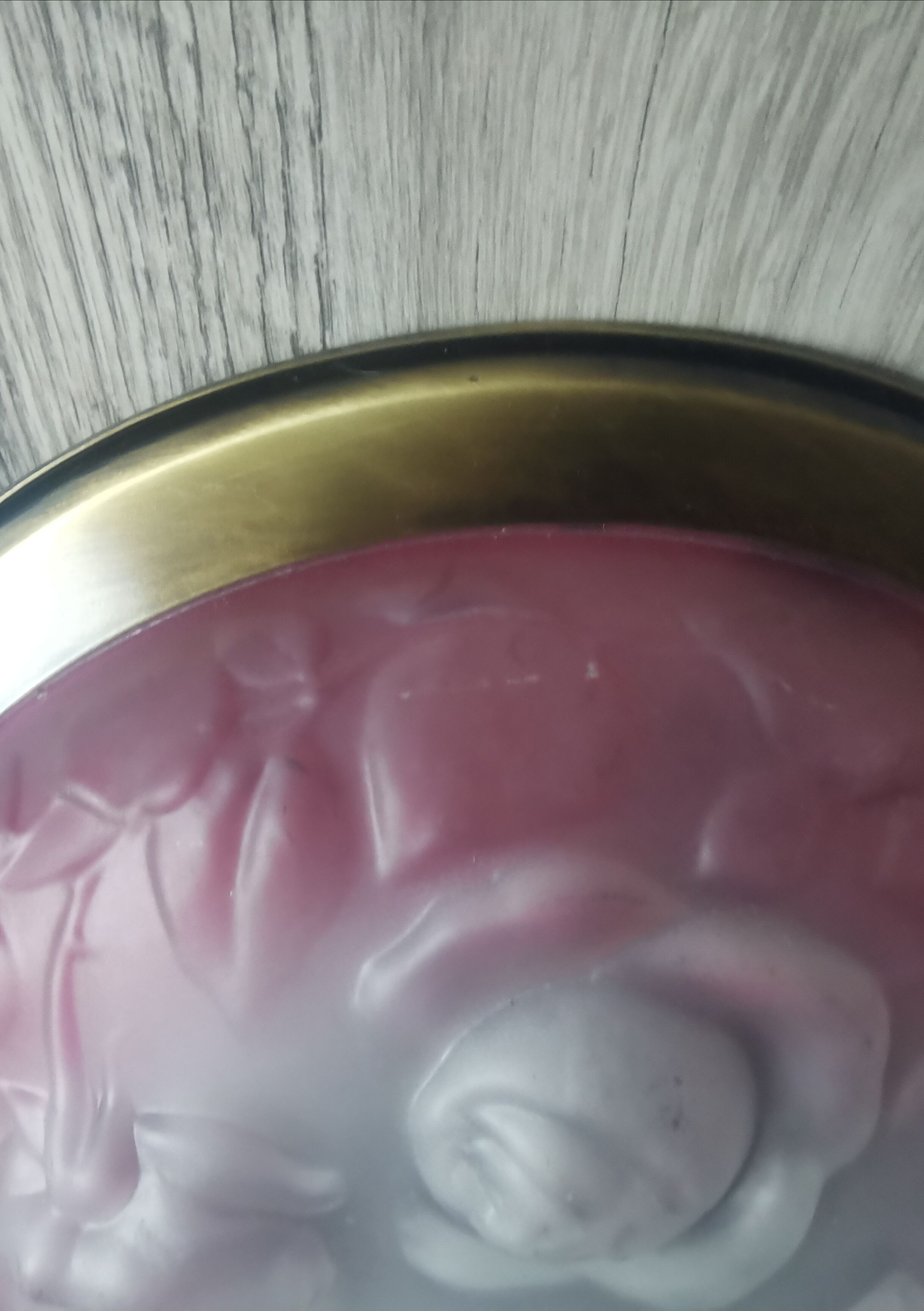 Suspension pink glass paste