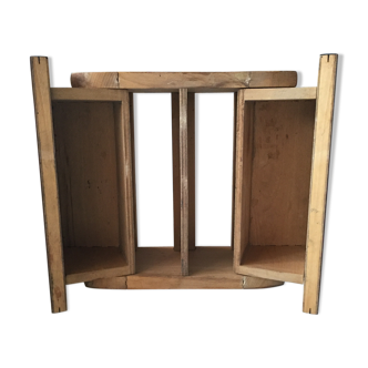 Tabouret avec coffres à cirage dessus en formica et piétement en bois .