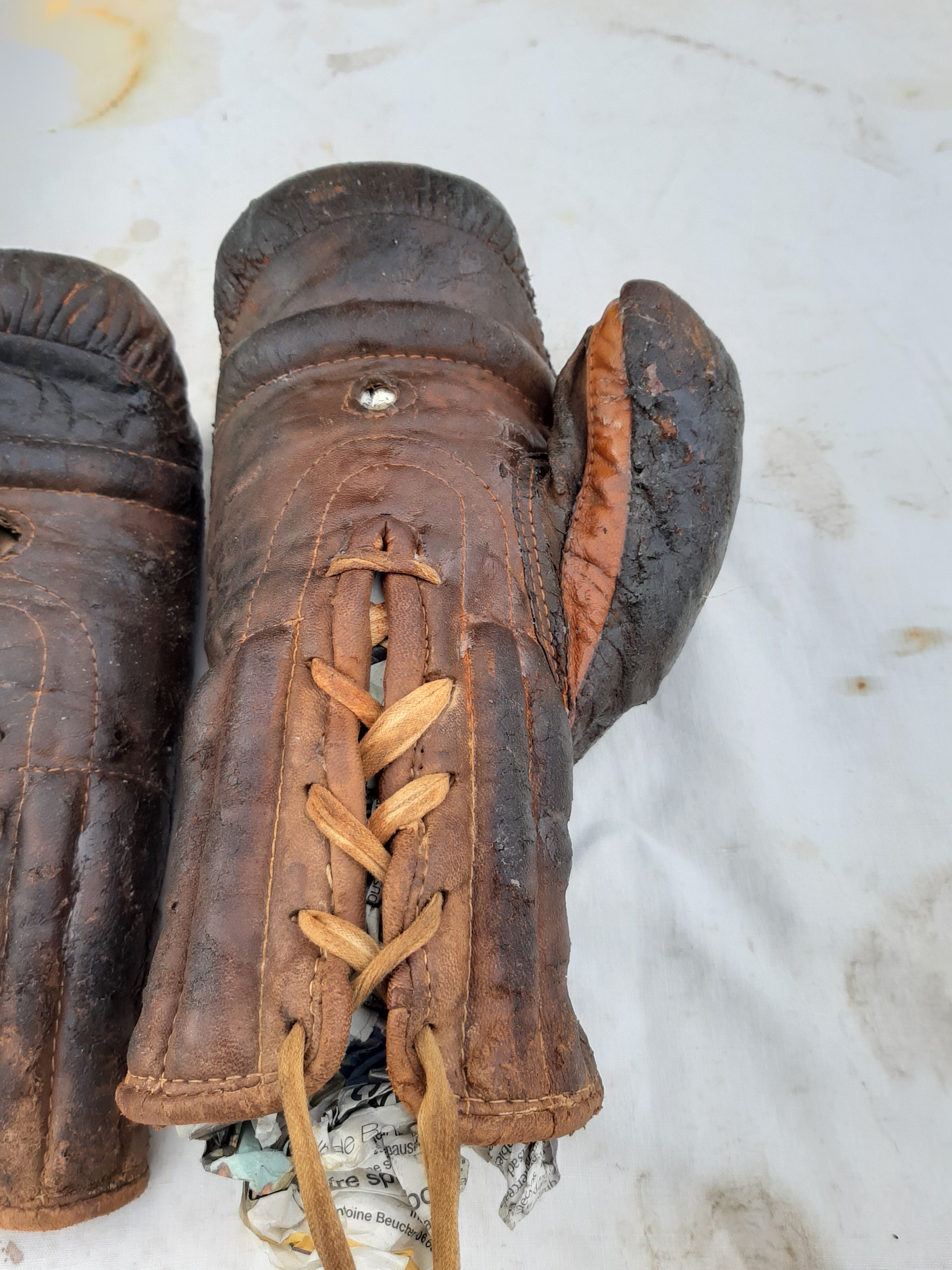 Pair of leather boxing gloves years 40