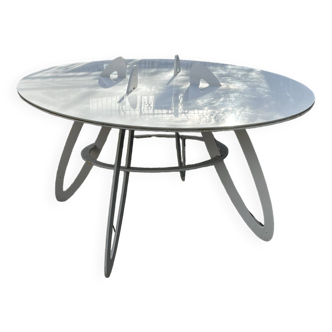 Table en métal blanc