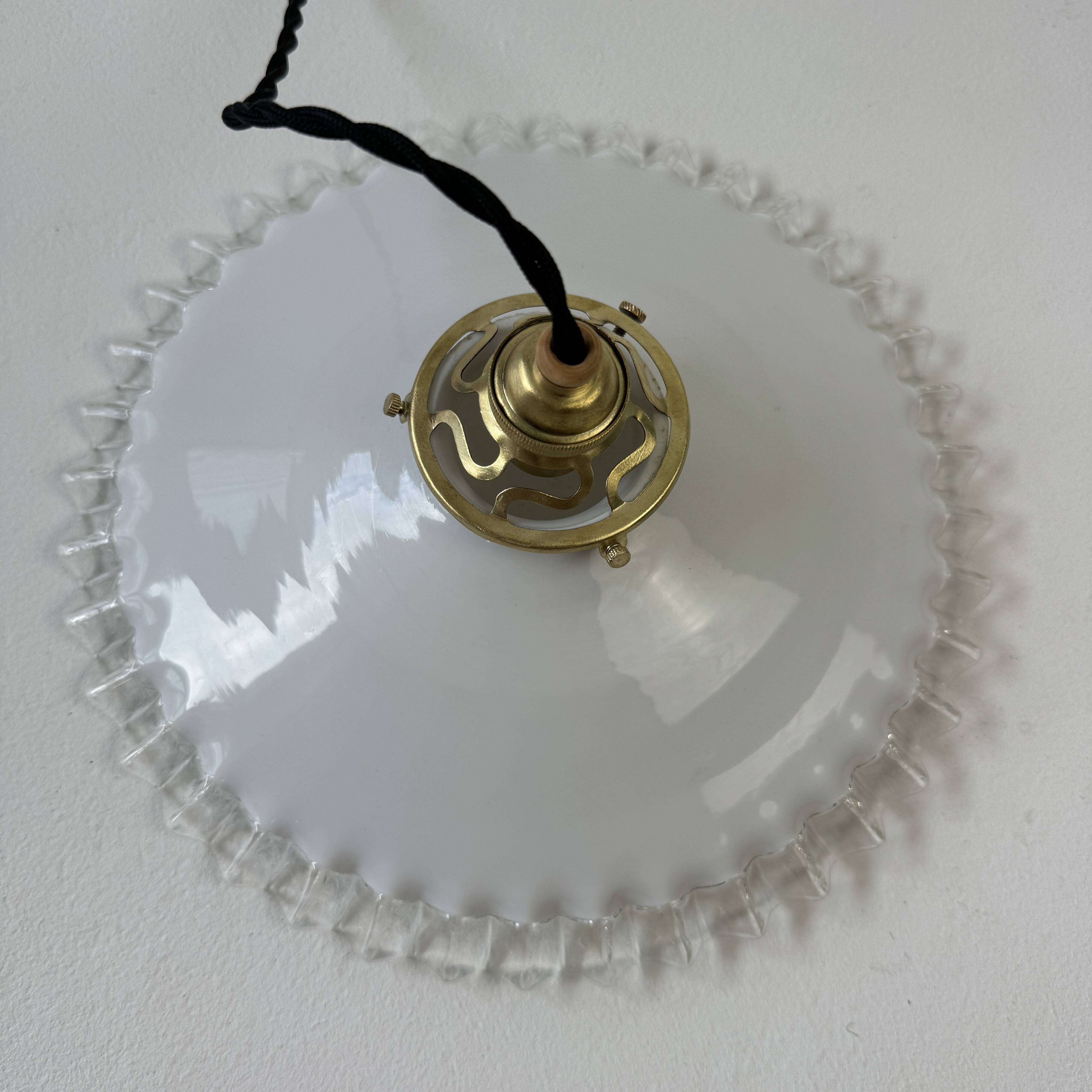 Vintage 25 cm opaline notched suspension