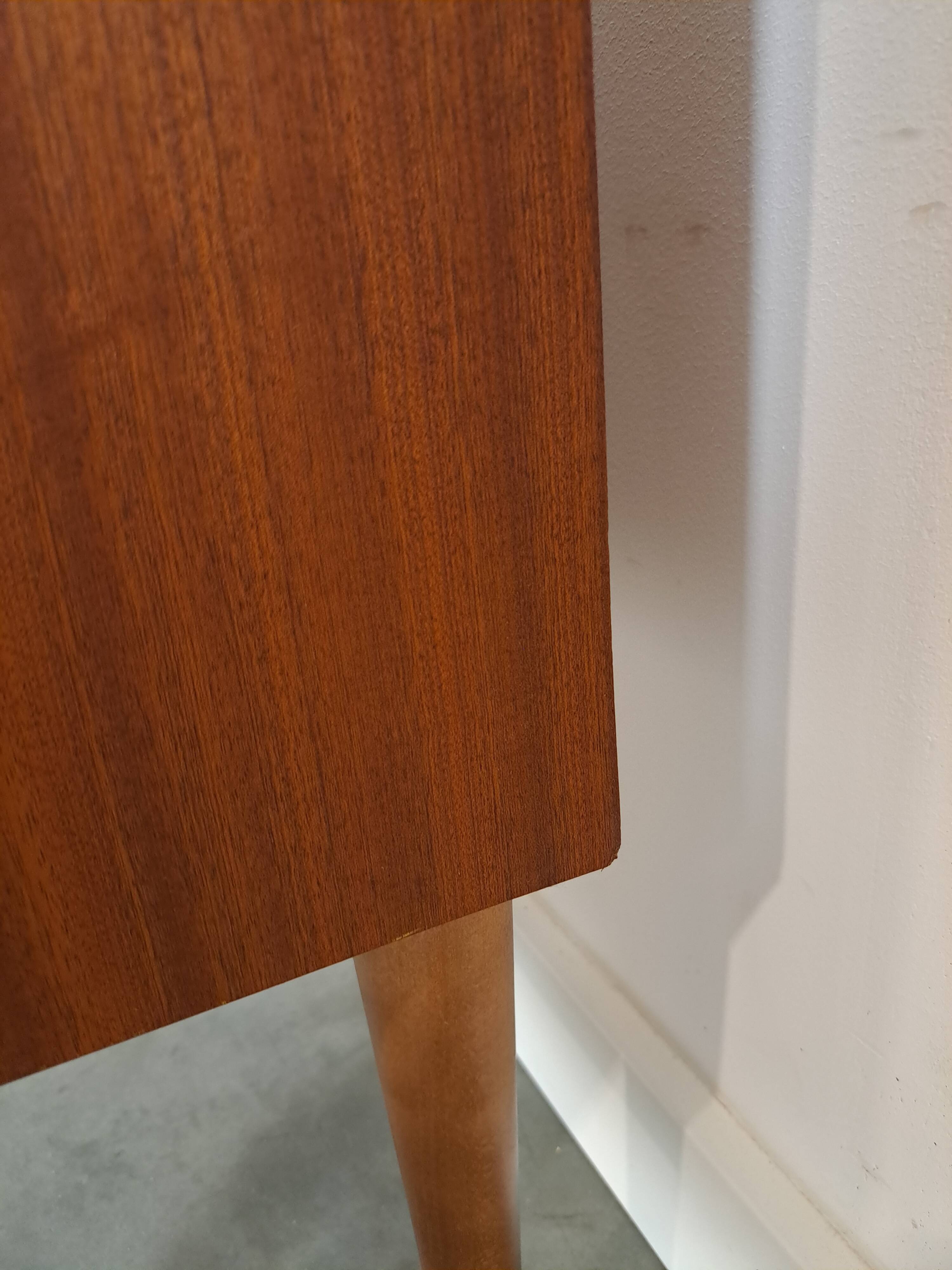 Teck plus fin kastje met lades, nr. 1