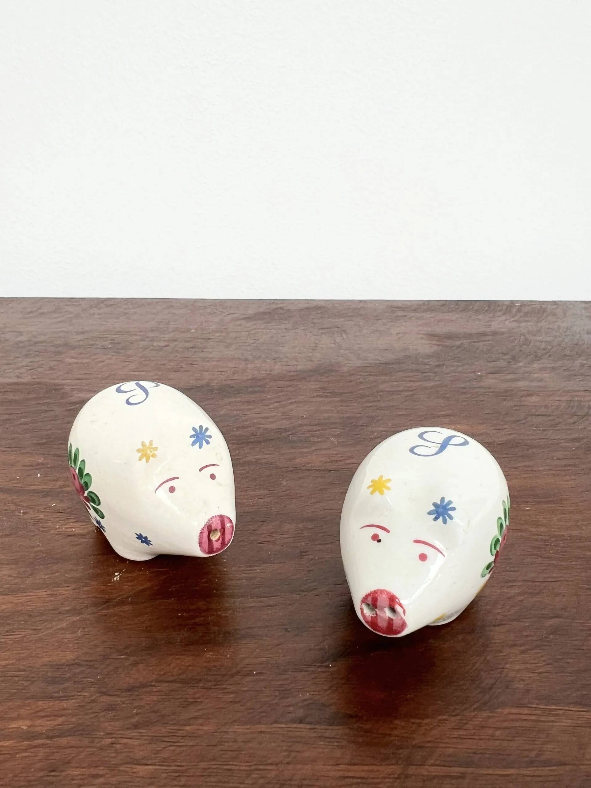 Ceramic pig salt and pepper shaker set