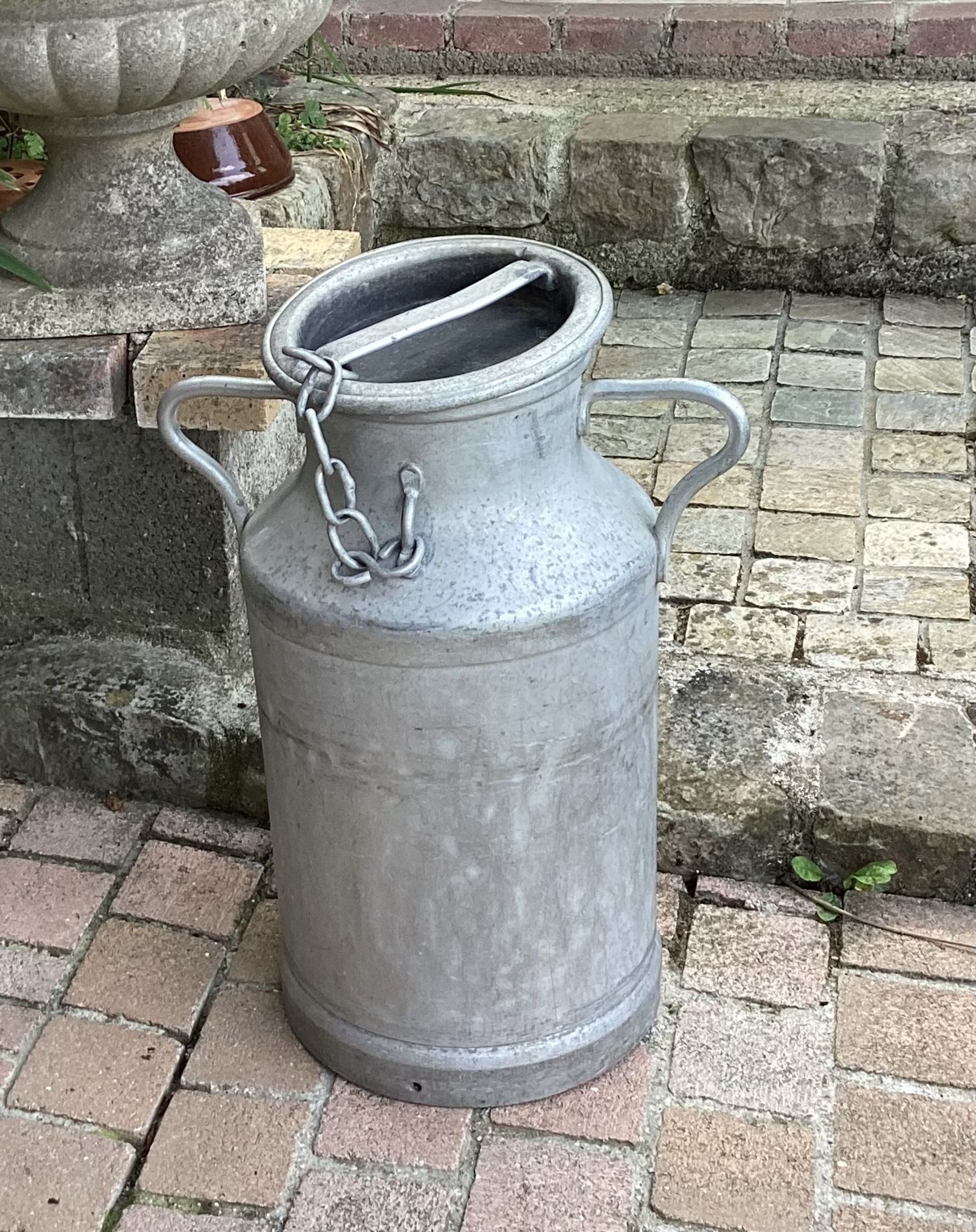 Farm milk can in aluminum stamped dimension: height -49cm- width -36cm-