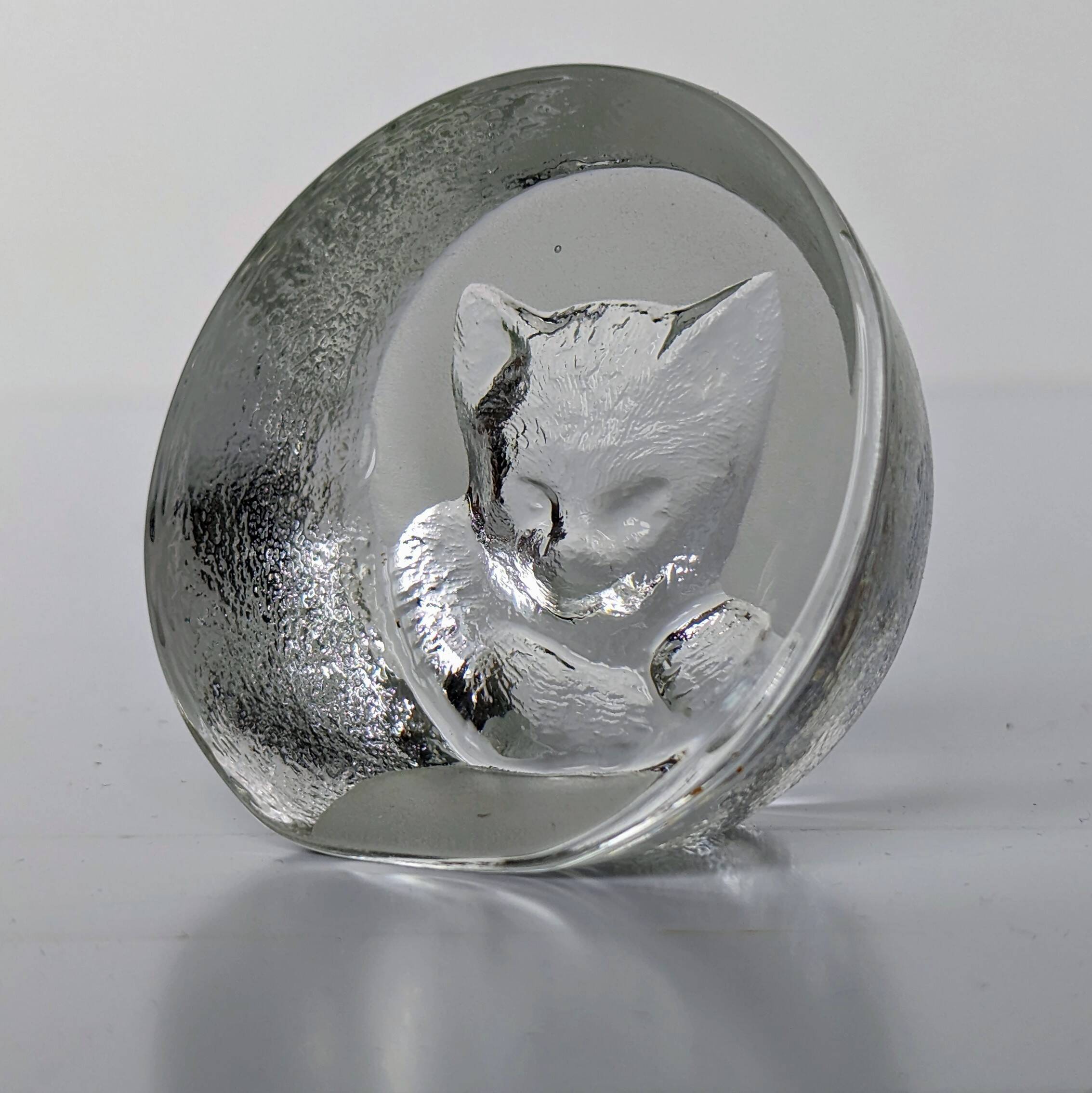 Crystal paperweight - cat face - Mats Jonasson - Målerås Glasbruk - Sweden