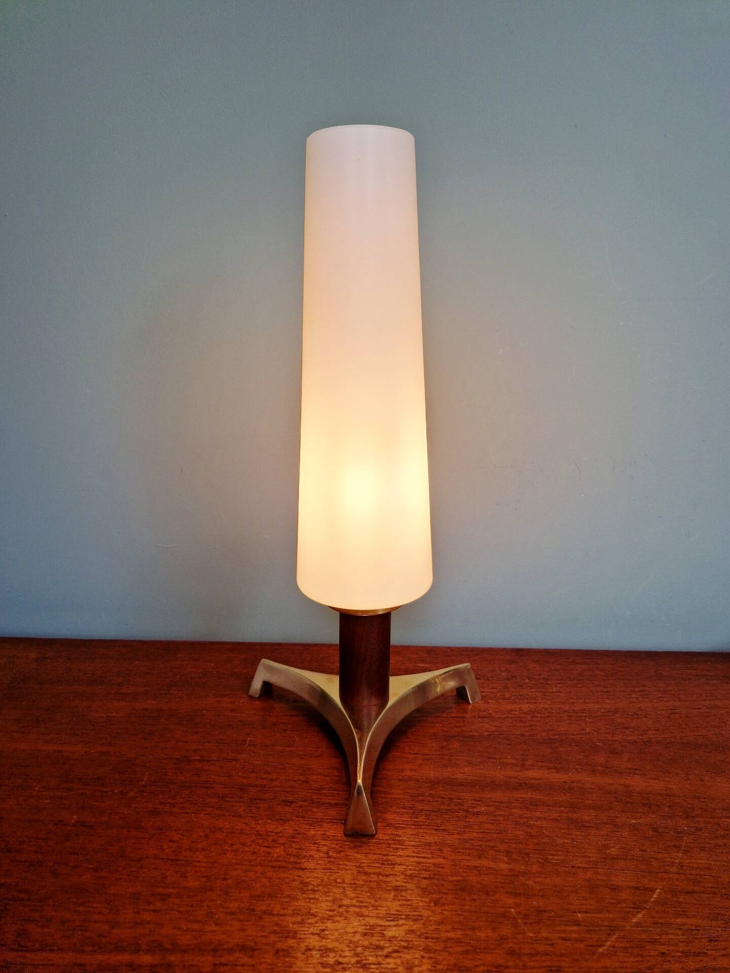 Lampe de table tripode en laiton et teck avec une bobèche tubulaire en opaline blanche satinée, design scandinave, années 1960.