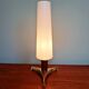 Lampe de table tripode en laiton et teck avec une bobèche tubulaire en opaline blanche satinée, design scandinave, années 1960.