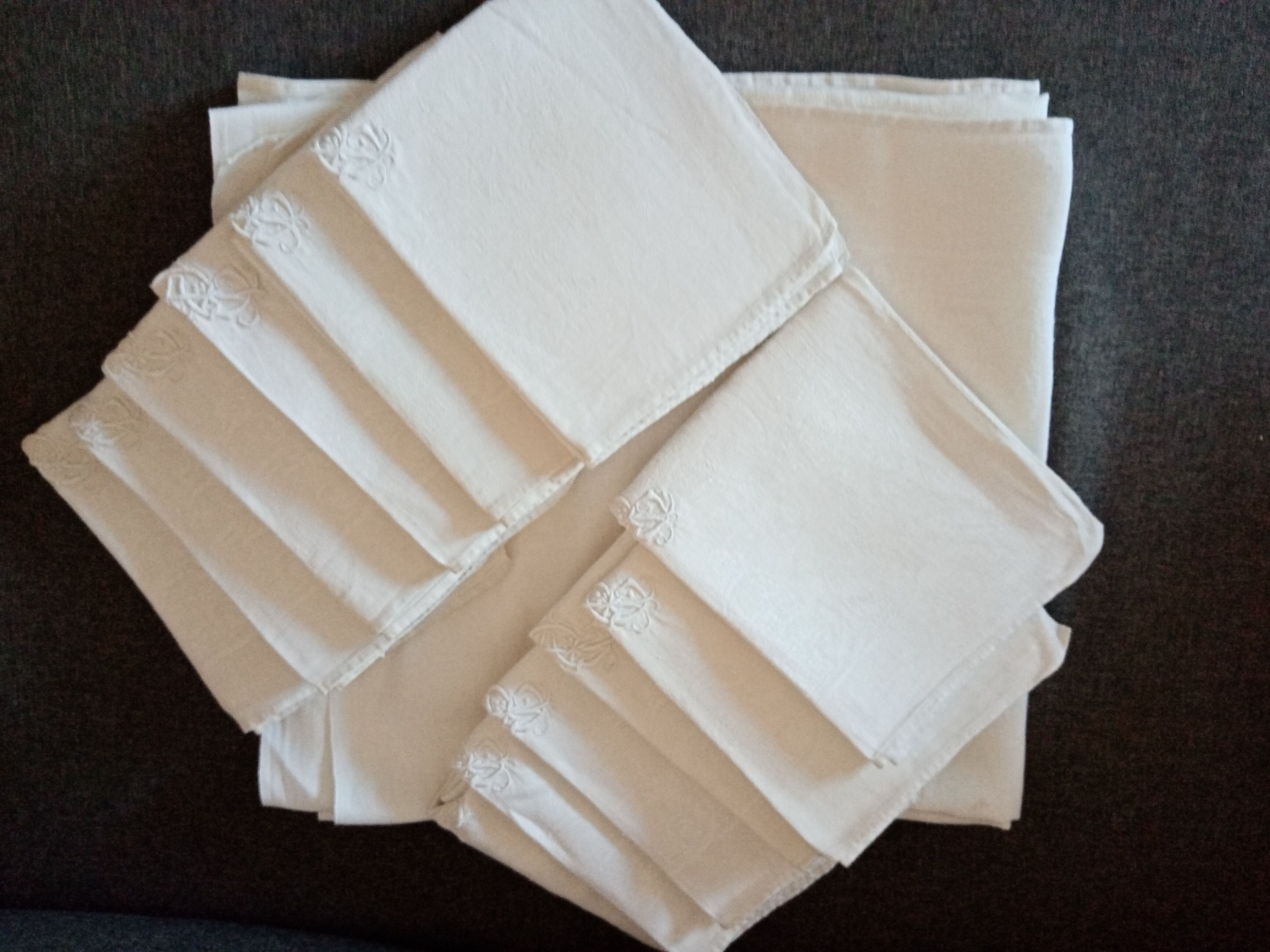 Tablecloth and its 12 damasee towels floral decorations rockery embroidered monogram