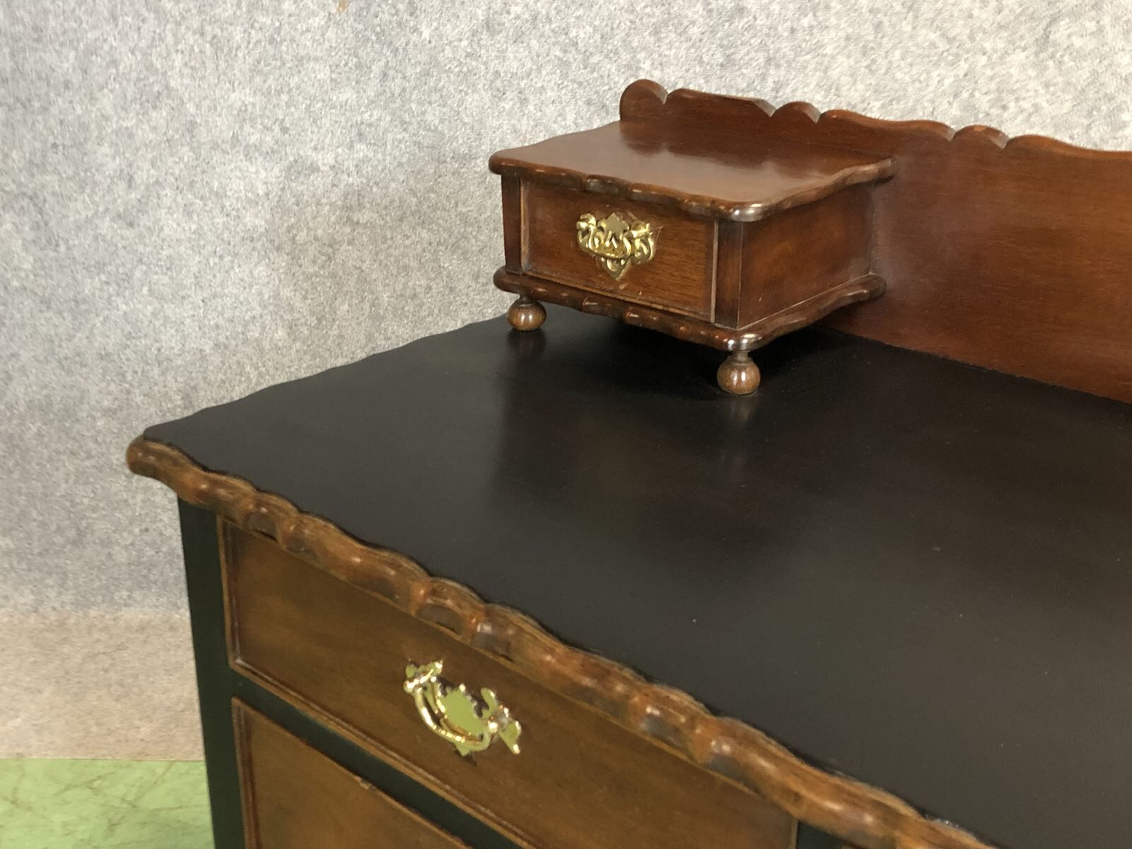 Early twentieth mahogany dresser