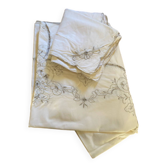 Nappe brodée et 12 serviettes en coton.