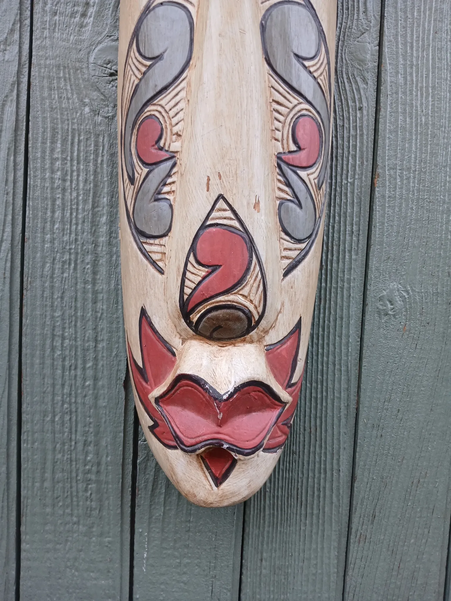 Masque totem en bois sculpté