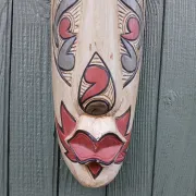 Masque totem en bois sculpté